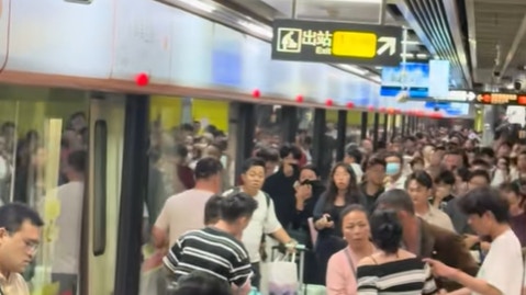 男子喷晒辣椒水，导致现场一片混乱。（网络图片）