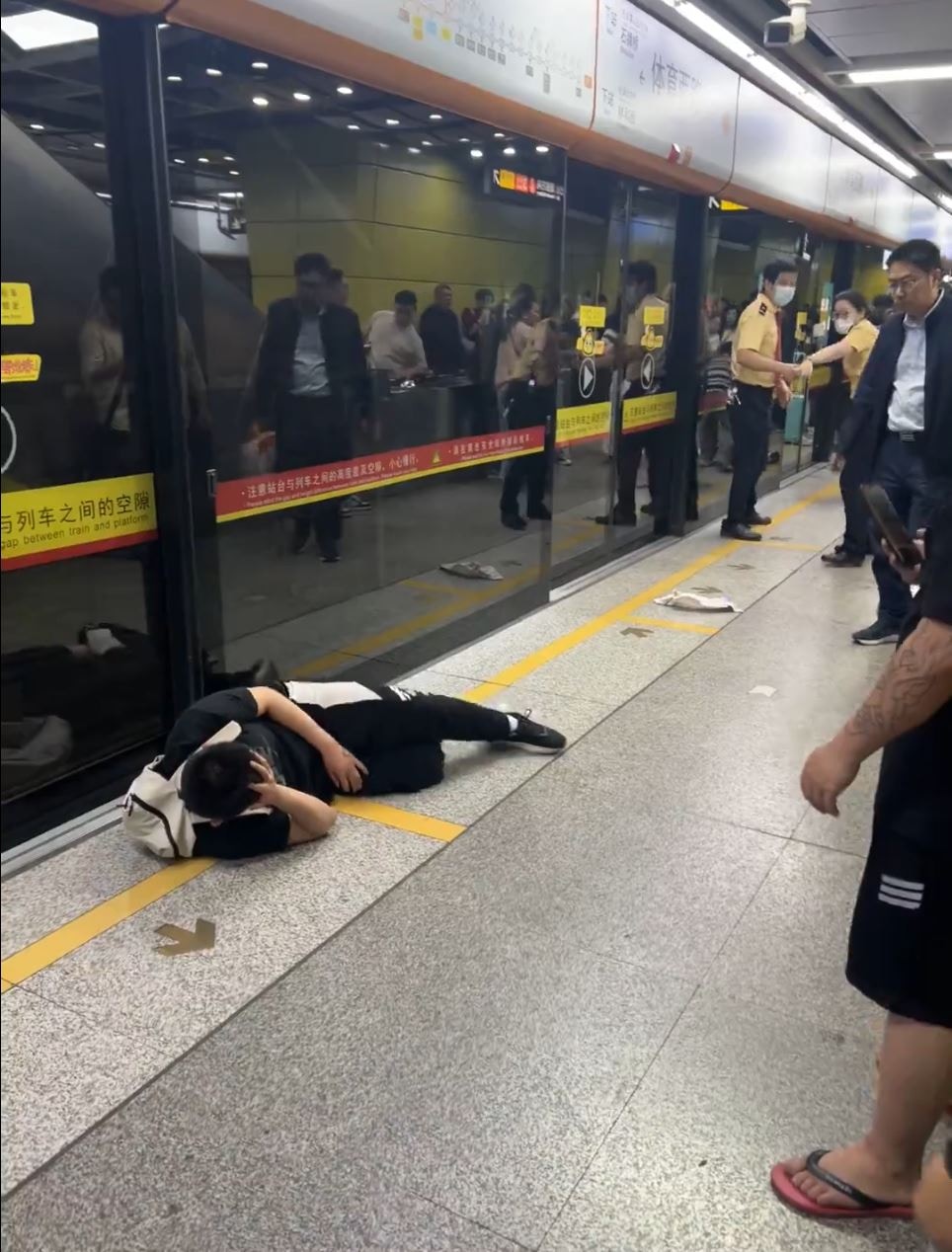 肇事男子被乘客围殴打倒在地。（网络图片）