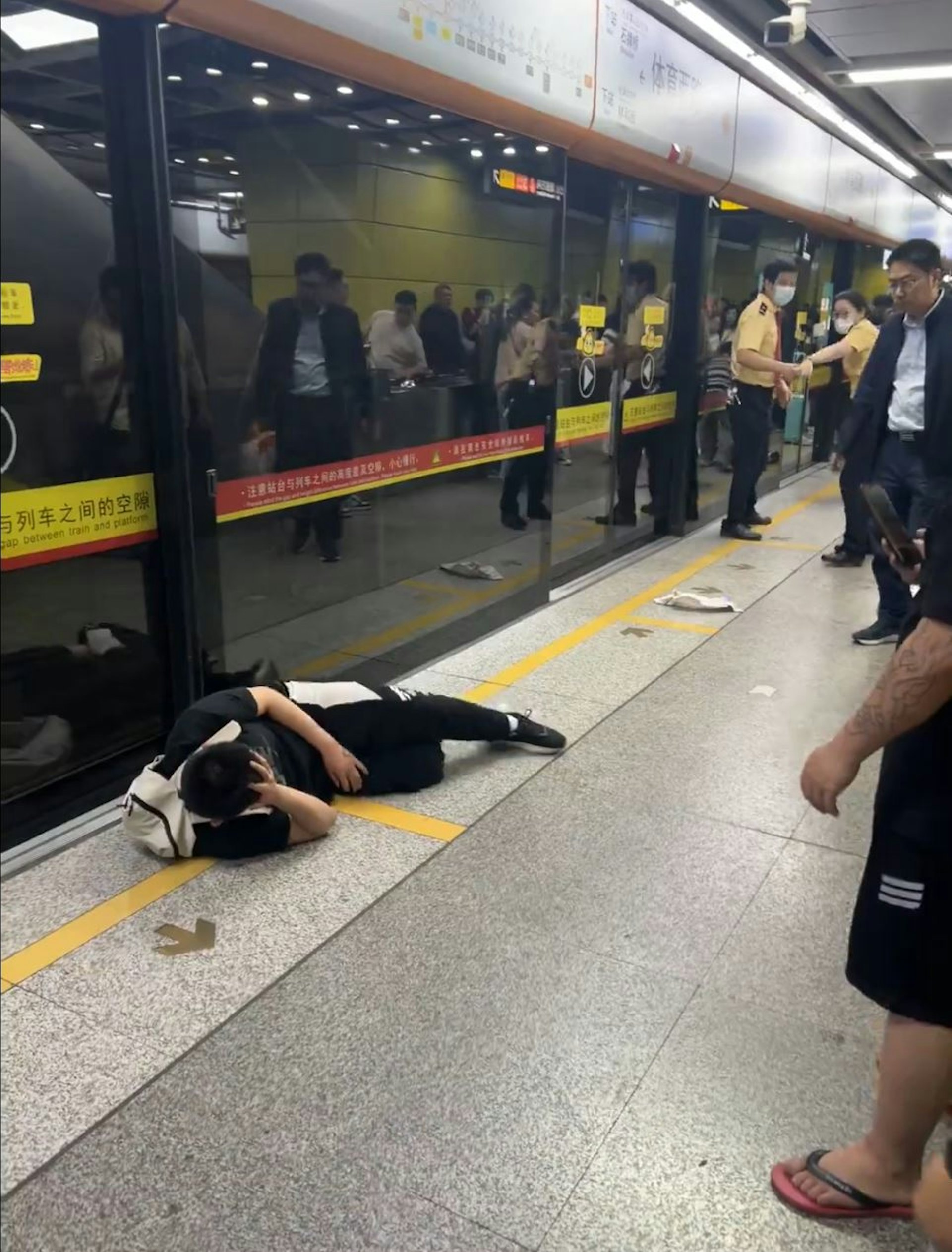 肇事男子被乘客围殴打倒在地。(网络图片)
