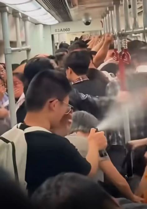 广州地铁3号线一名男子在车厢内向乘客喷晒辣椒水。（影片截图）