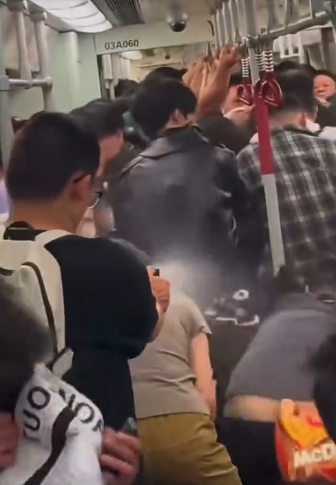 广州地铁3号线一名男子在车厢内向乘客喷晒辣椒水。（影片截图）
