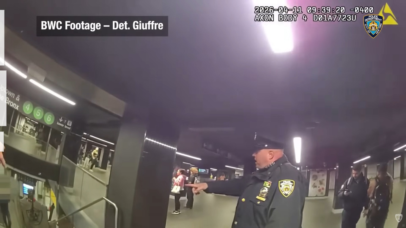 纽约地铁持刀疑犯要求警“开枪打我”遭击毙片段曝光