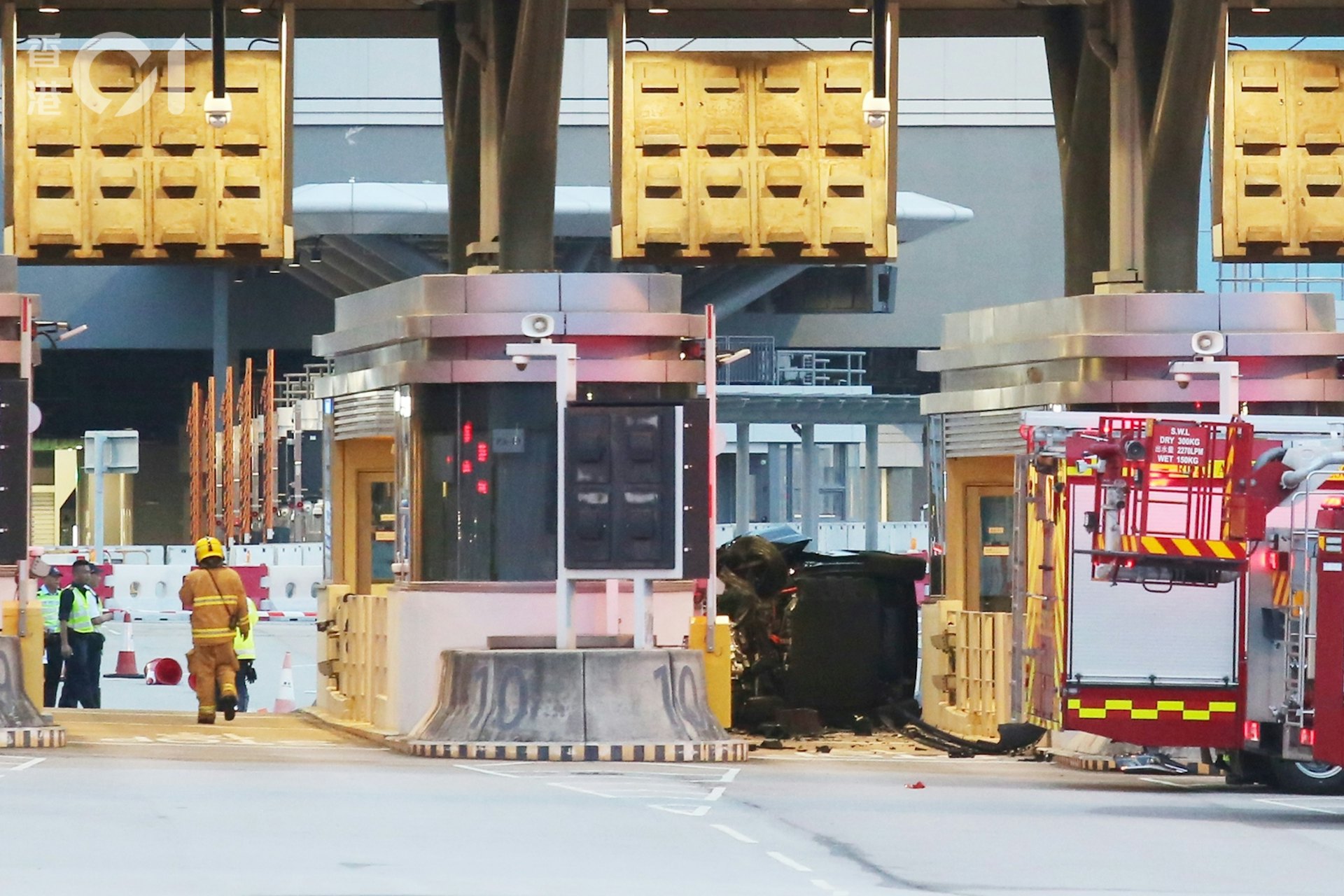 涉事私家車撞向通關廣場檢查亭翻側,車上兩夫婦被困。(陳永武攝) 涉事私家車撞向通關廣場檢查亭翻側,車上兩夫婦被困。(陳永武攝)