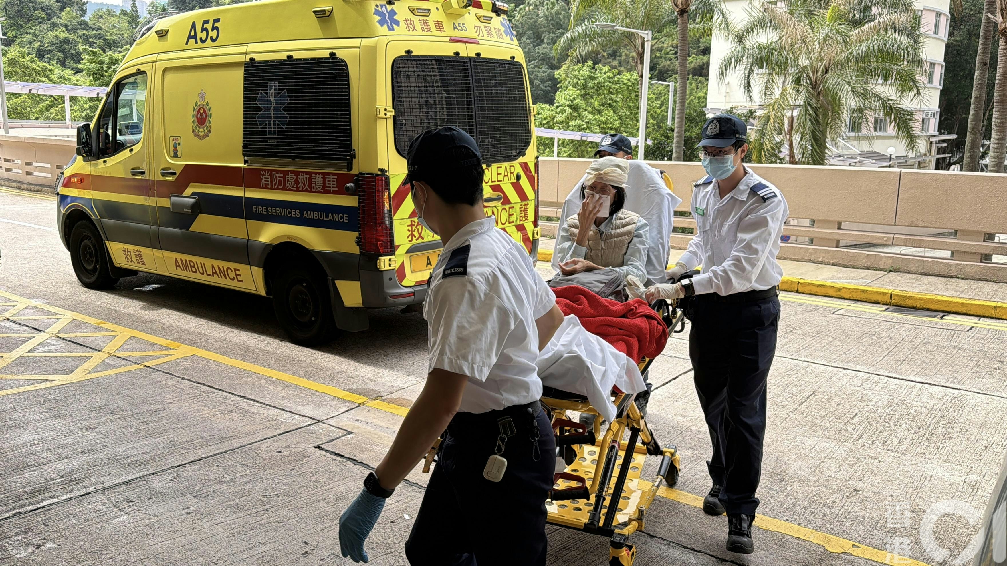 一名女途人被玻璃碎濺傷，頭部經包紮後送院治理。（馬耀文攝）