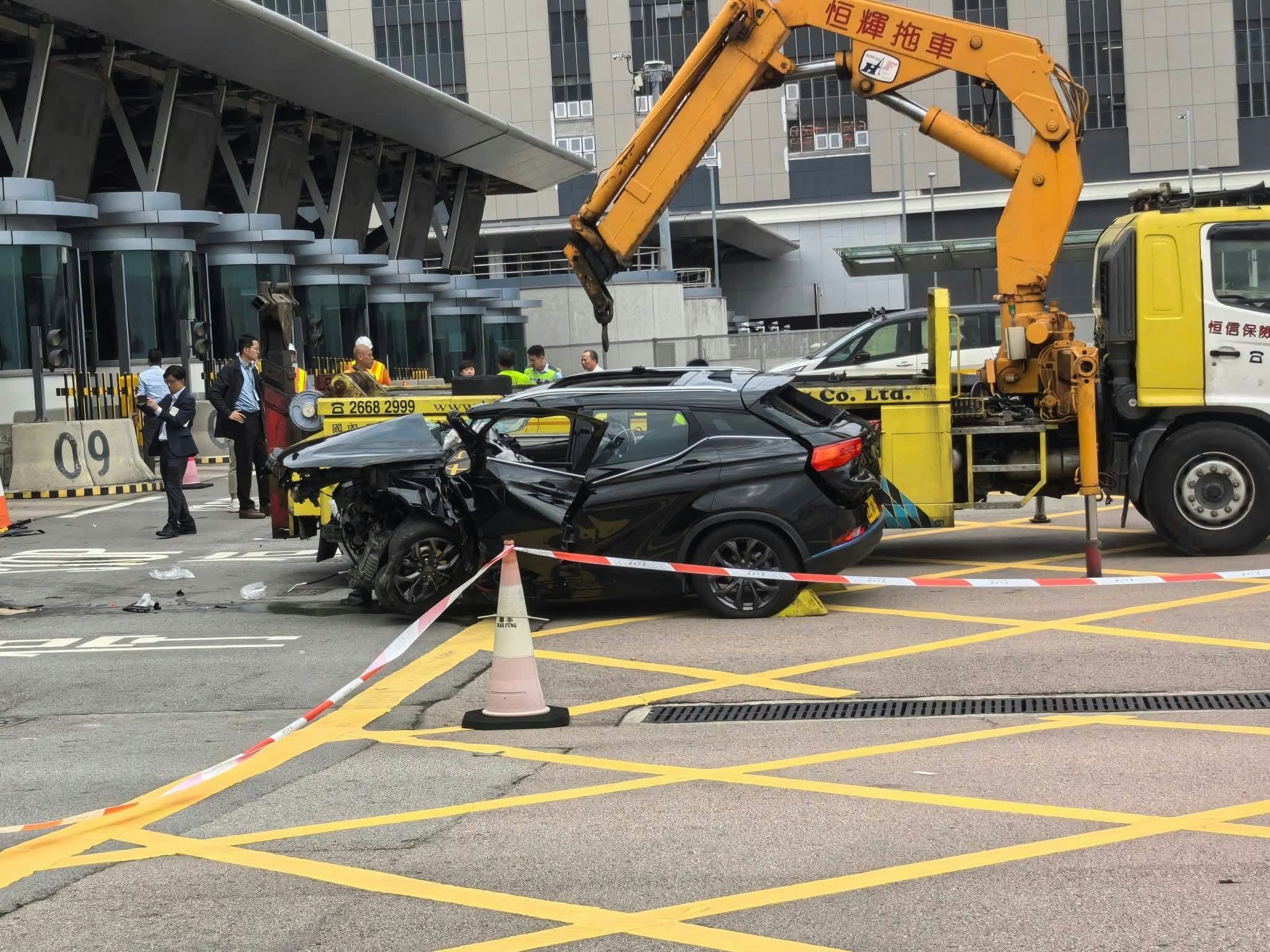 涉事私家車撞向檢查亭。（Sam Kwong／馬路的事討論區）