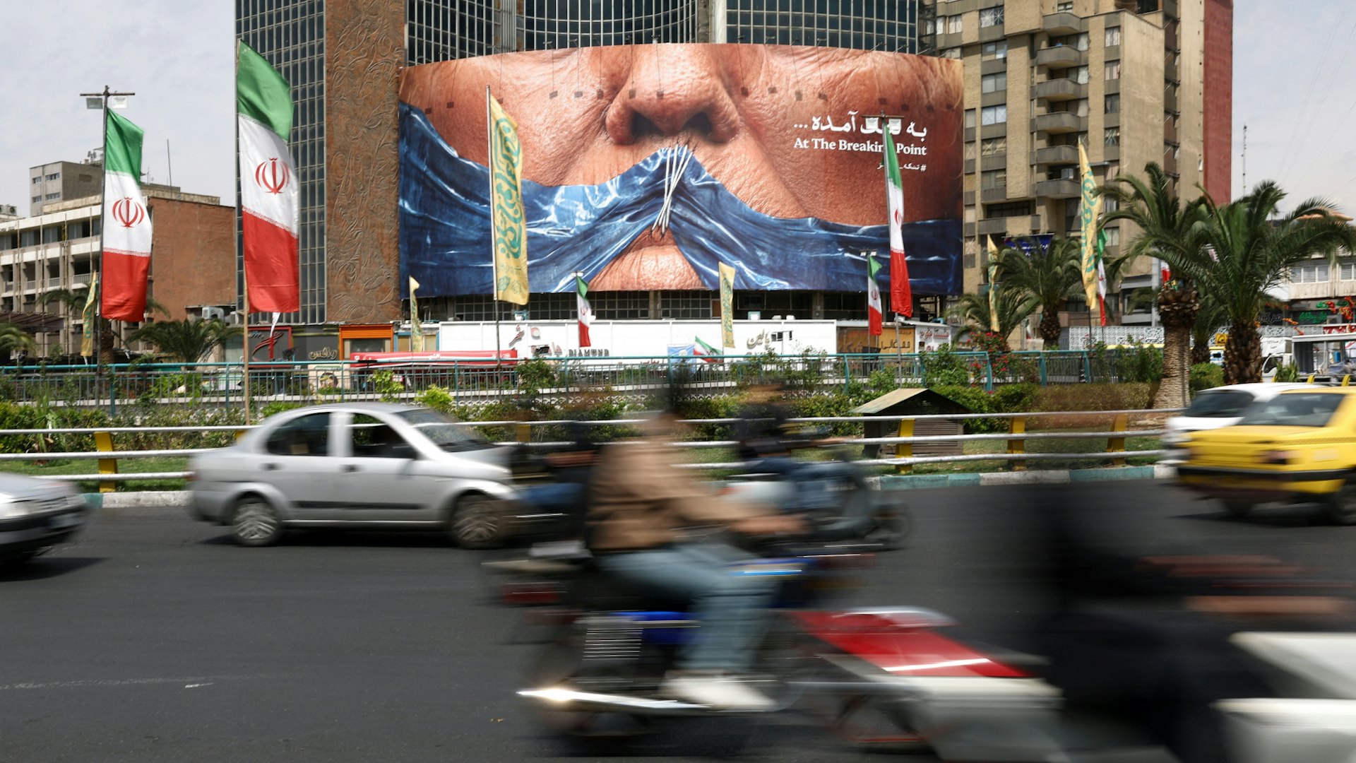德黑兰街头巨幅广告:川普被“缝嘴”画面引热议