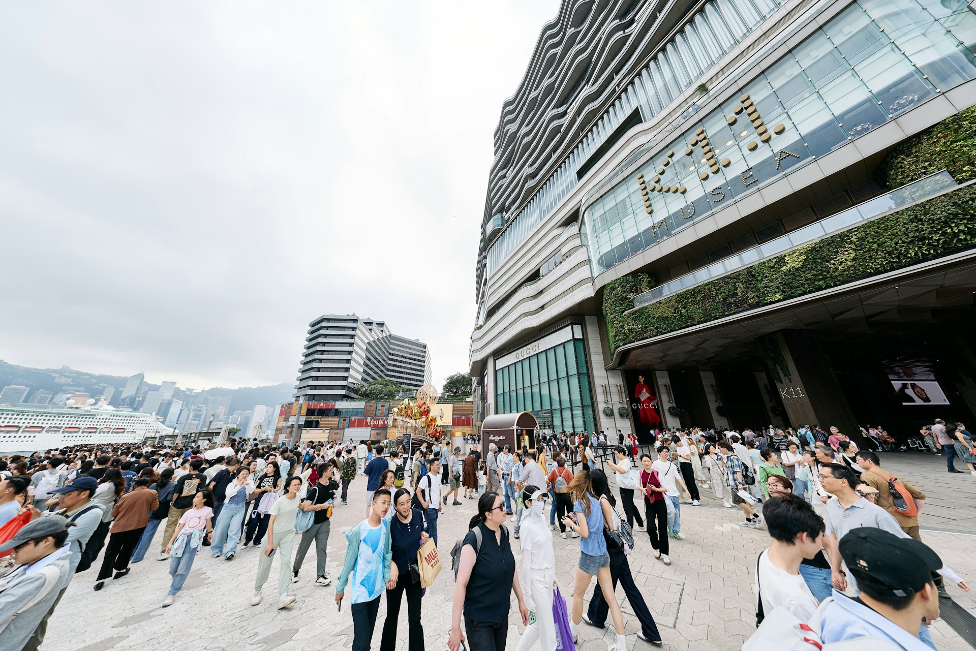 新世界核心業務扭虧為盈 摆脫11 SKIES負擔 千億債務重壓下專家吁觀望 新世界核心業務扭虧為盈 摆脫11 SKIES負擔 千億債務重壓下專家吁觀望