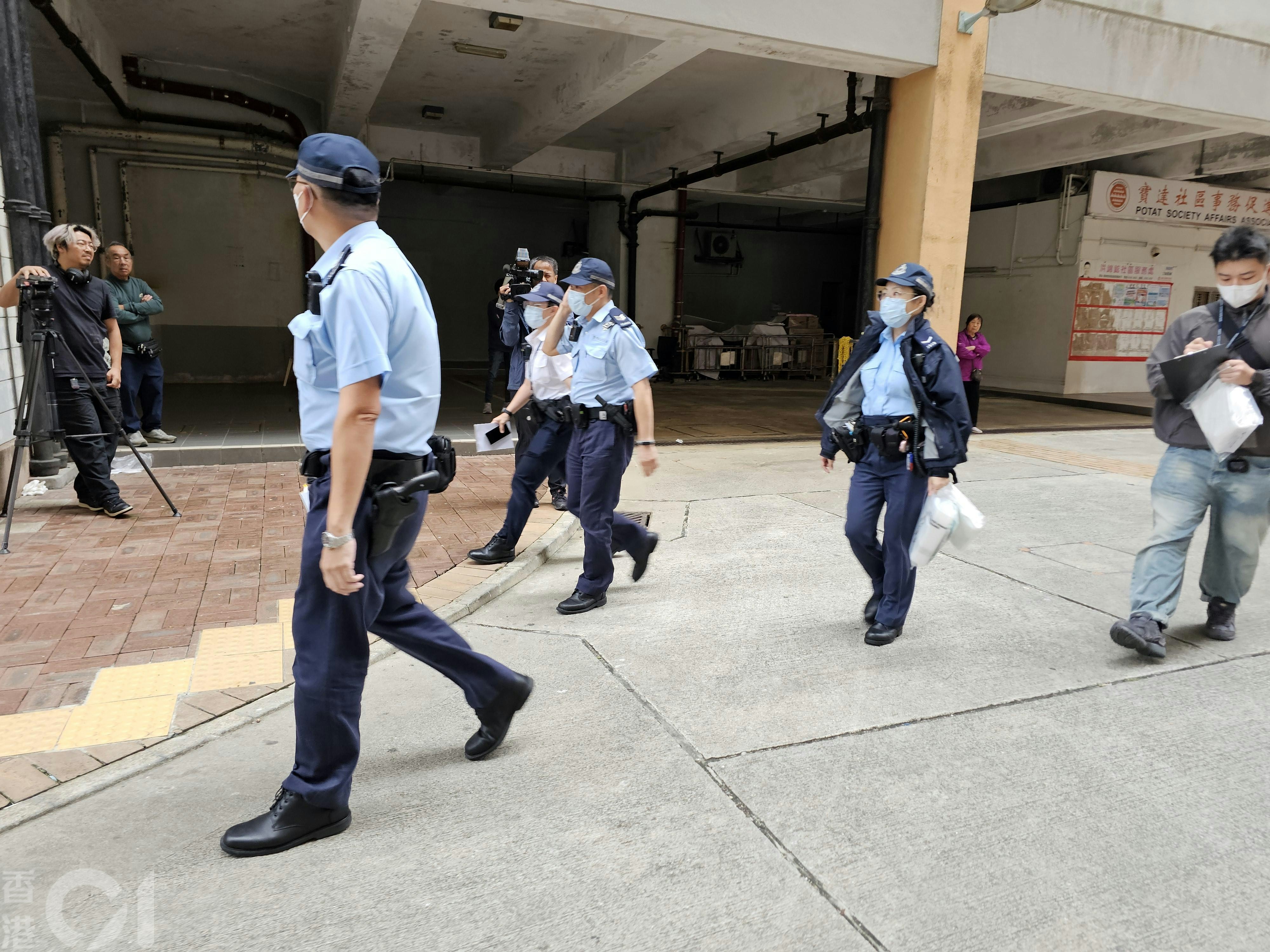 秀茂坪寶達邨達欣樓發生雙屍命案，警員到場調查。（梁偉權攝）