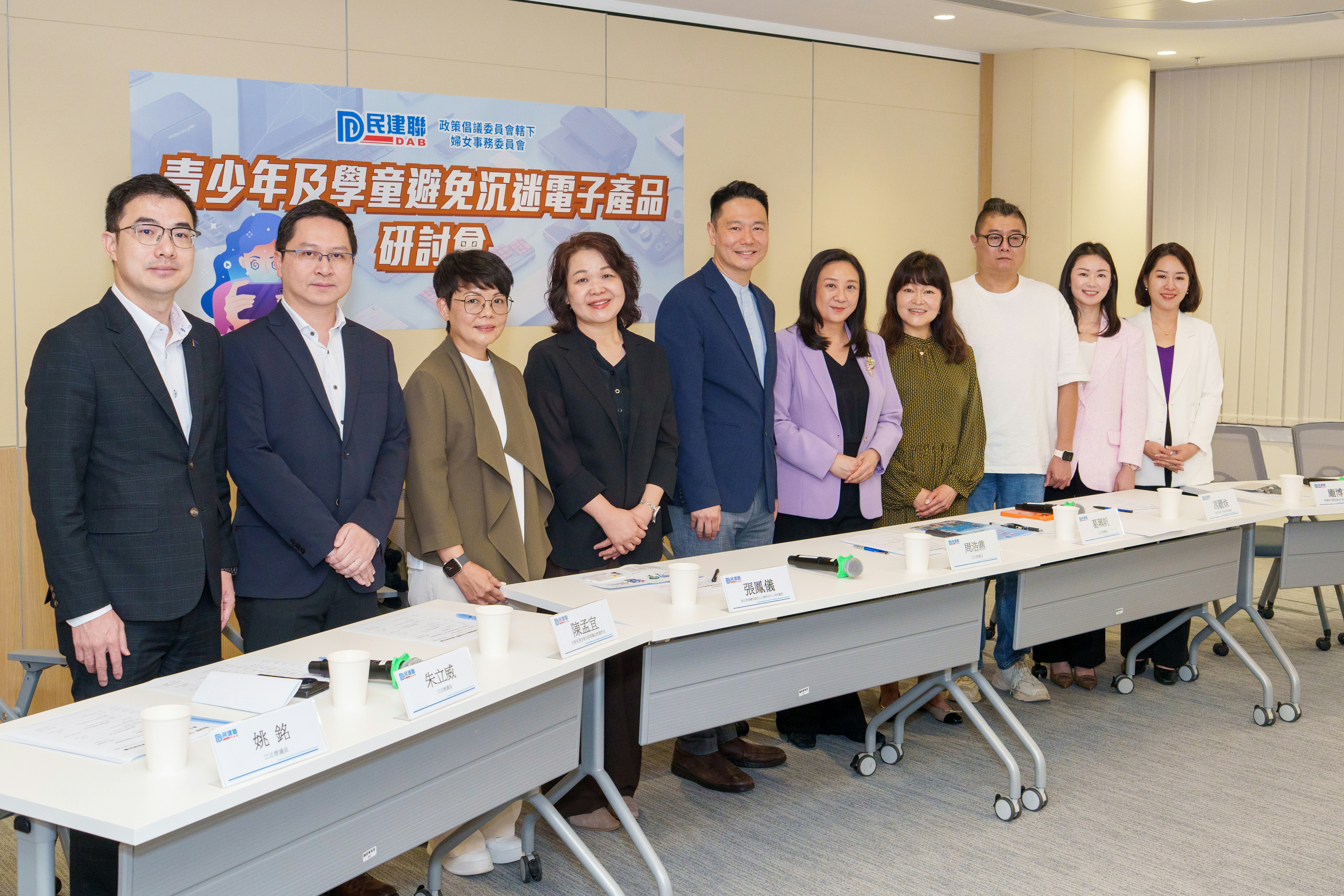 [未來教育] 教育界憂學童過早接觸電子產品成「電子奶嘴」倡加強監管網絡，我願做守護童年真實觸感的智慧守門人