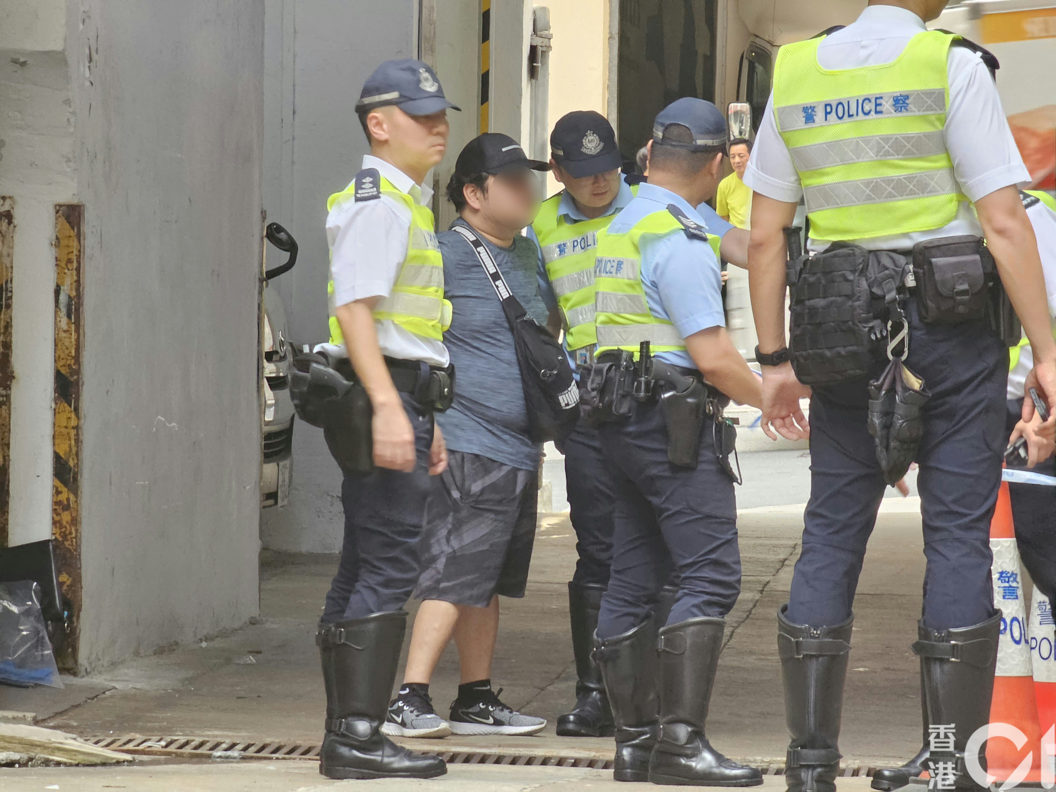 葵涌藍田街30至38號金葵工業大廈卸貨區，一名保安遭貨車撞到，當場死亡，警員到場調查，死者家屬（左二）接獲通知後趕到現場認屍。（梁偉權攝）