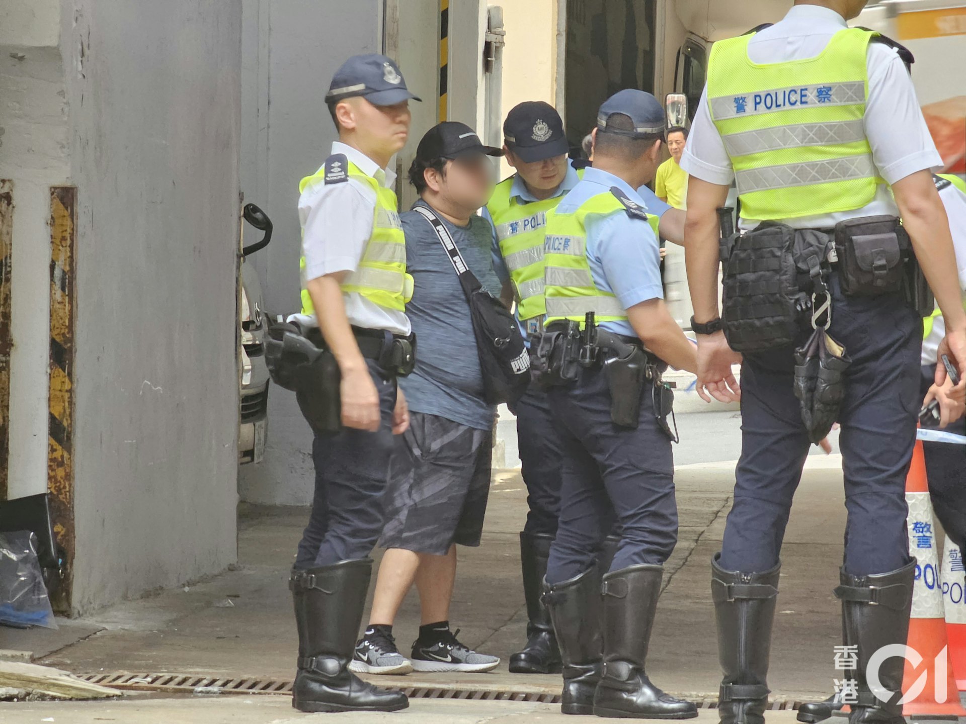 葵涌藍田街30至38號金葵工業大廈卸貨區,一名保安遭貨車撞到,當場死亡,警員到場調查,死者家屬(左二)接獲通知後趕到現場認屍。(梁偉權攝)