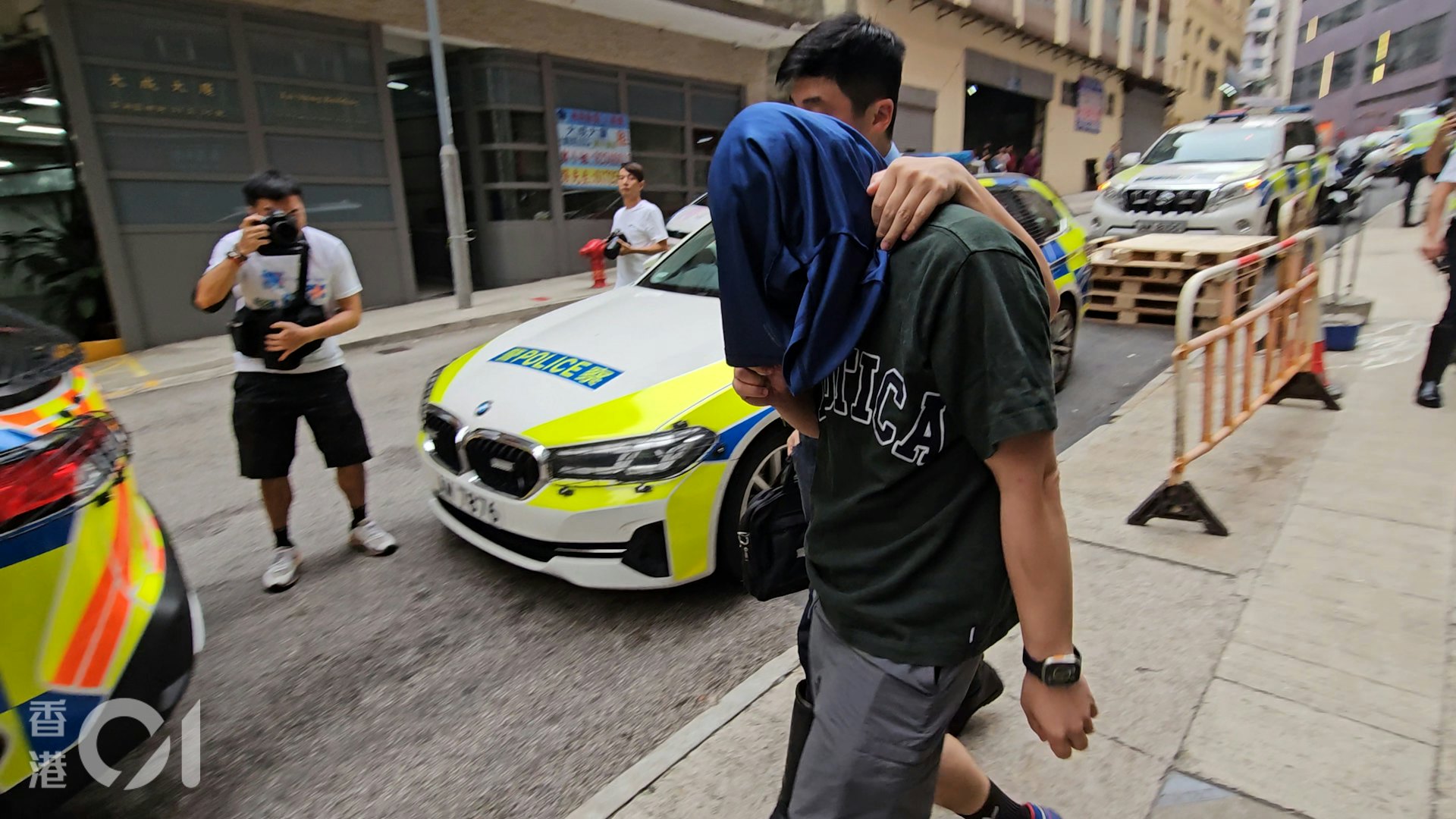 葵涌藍田街30至38號金葵工業大廈卸貨區,一名保安遭貨車撞到,當場死亡,警員到場調查並帶走貨車司機。(梁偉權攝)