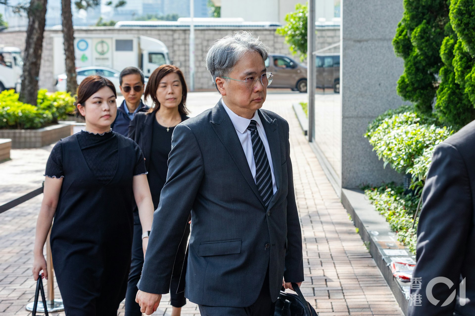 时任房屋局独立审查组总监刘辅国身为总监,知道下属会预先通知,「因要确保入到屋」,但不知下属每次巡查都有提早通知。