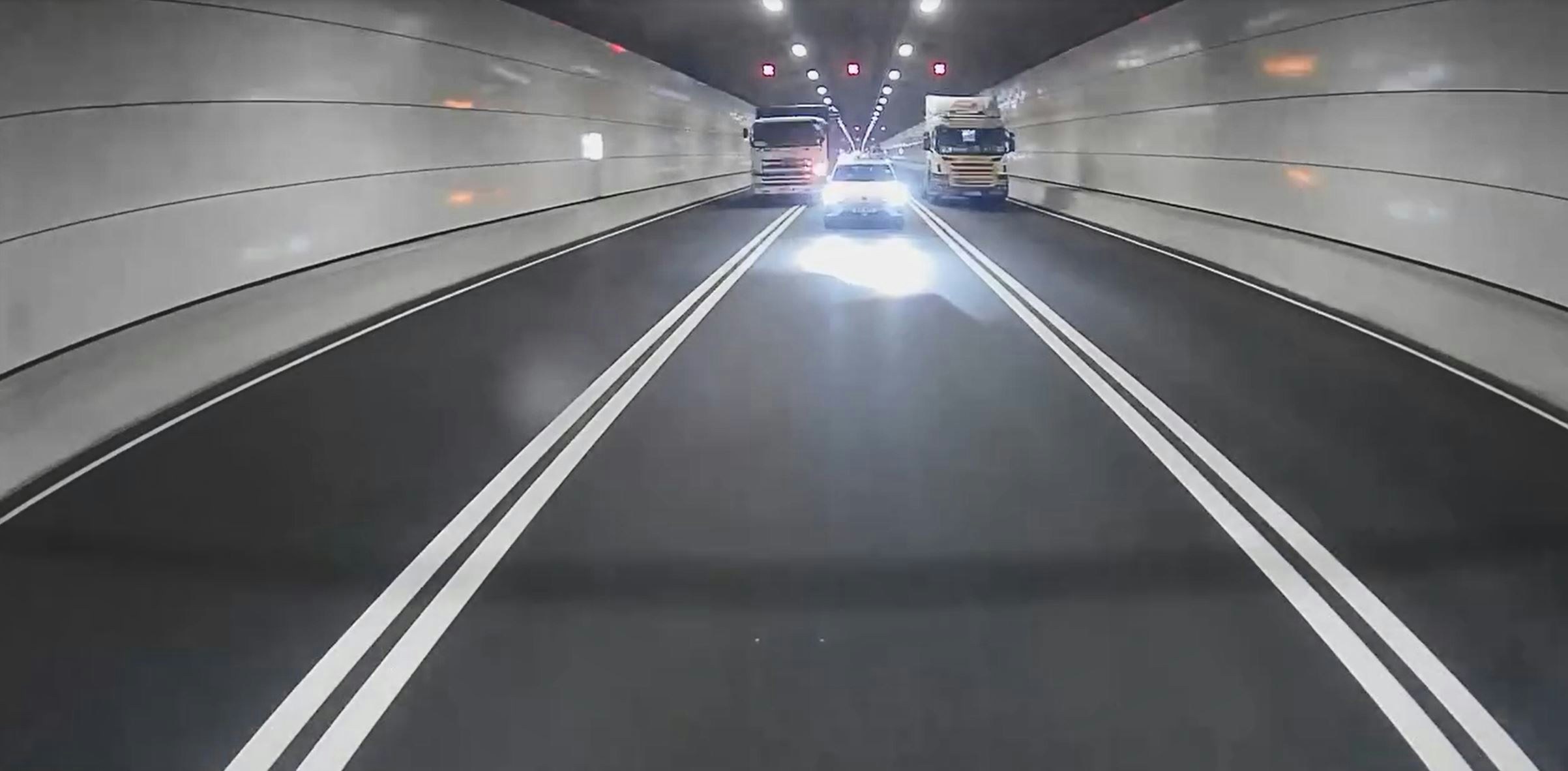 拖頭和密斗貨車分別在左線和中線並排行駛，適逢中線有一輛私家車，拖頭繼續沿左線行駛，密斗貨車切往右線避車。（Facebook群組「車cam L（香港群組）」/Wan Cho影片截圖）