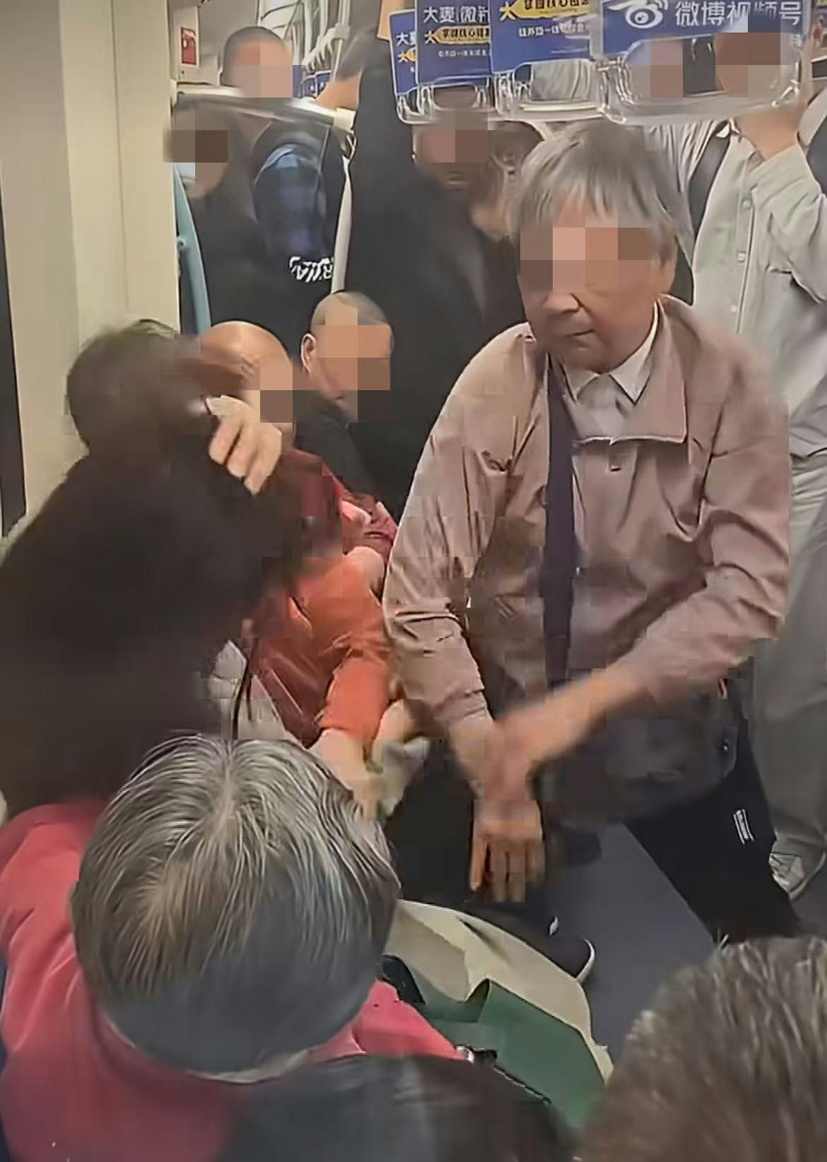 上海地铁2老者与女子抢座 扯头发兼吐口水爆冲突(视频)