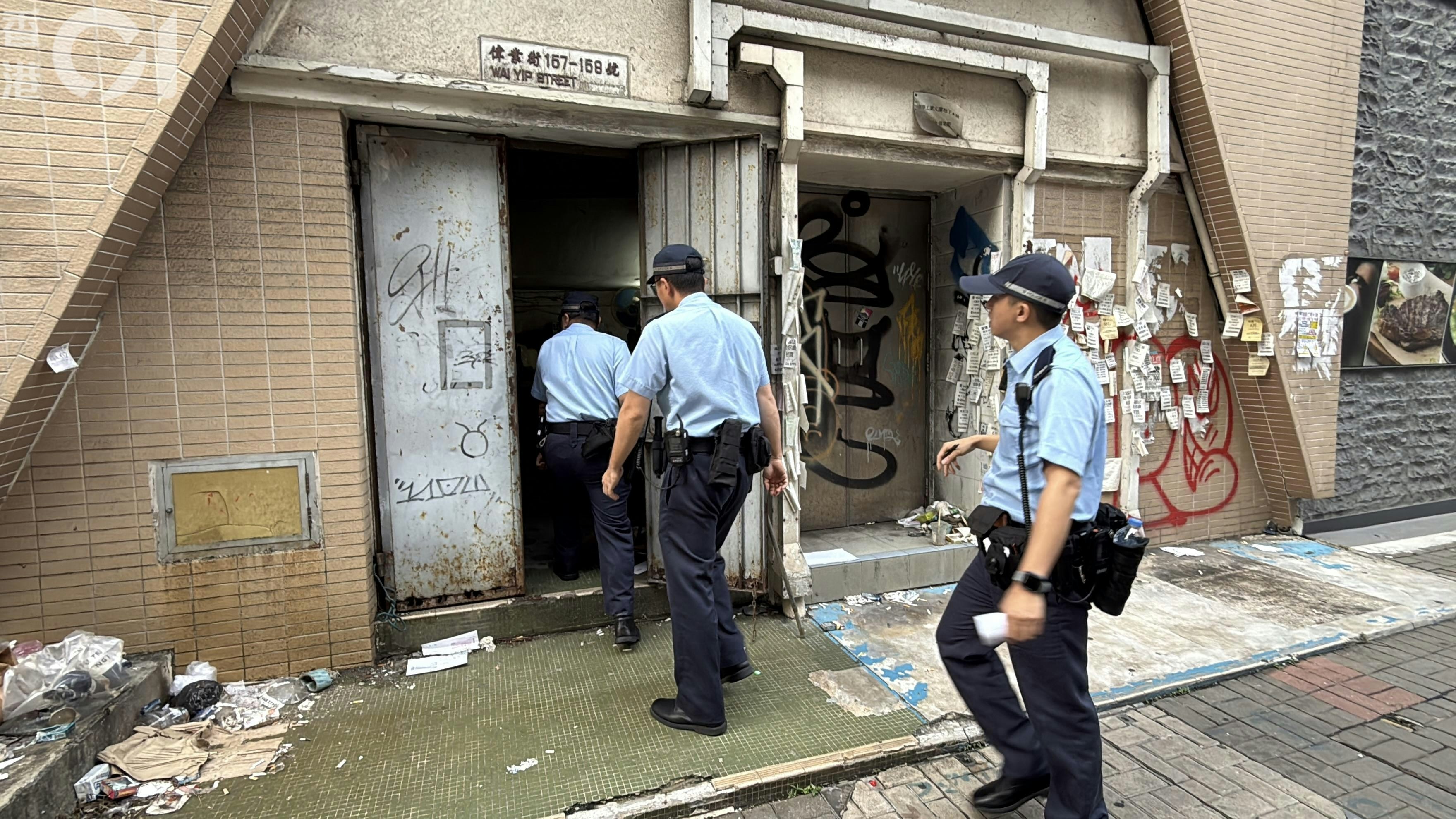 現場為觀塘建邦工業大廈；警方到場調查。（羅日昇攝）