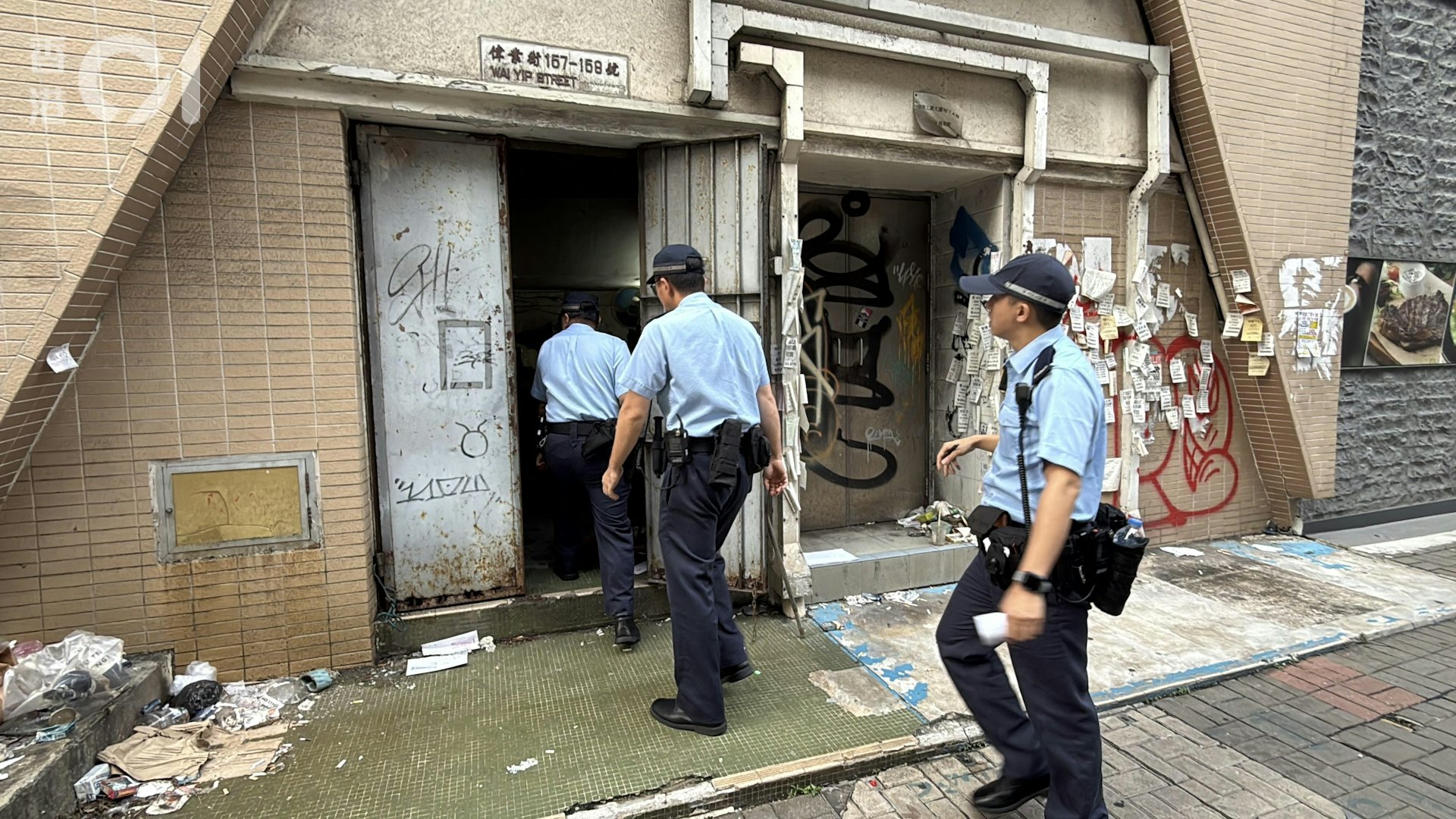 現場為觀塘建邦工業大廈;警方到場調查。(羅日昇攝)
