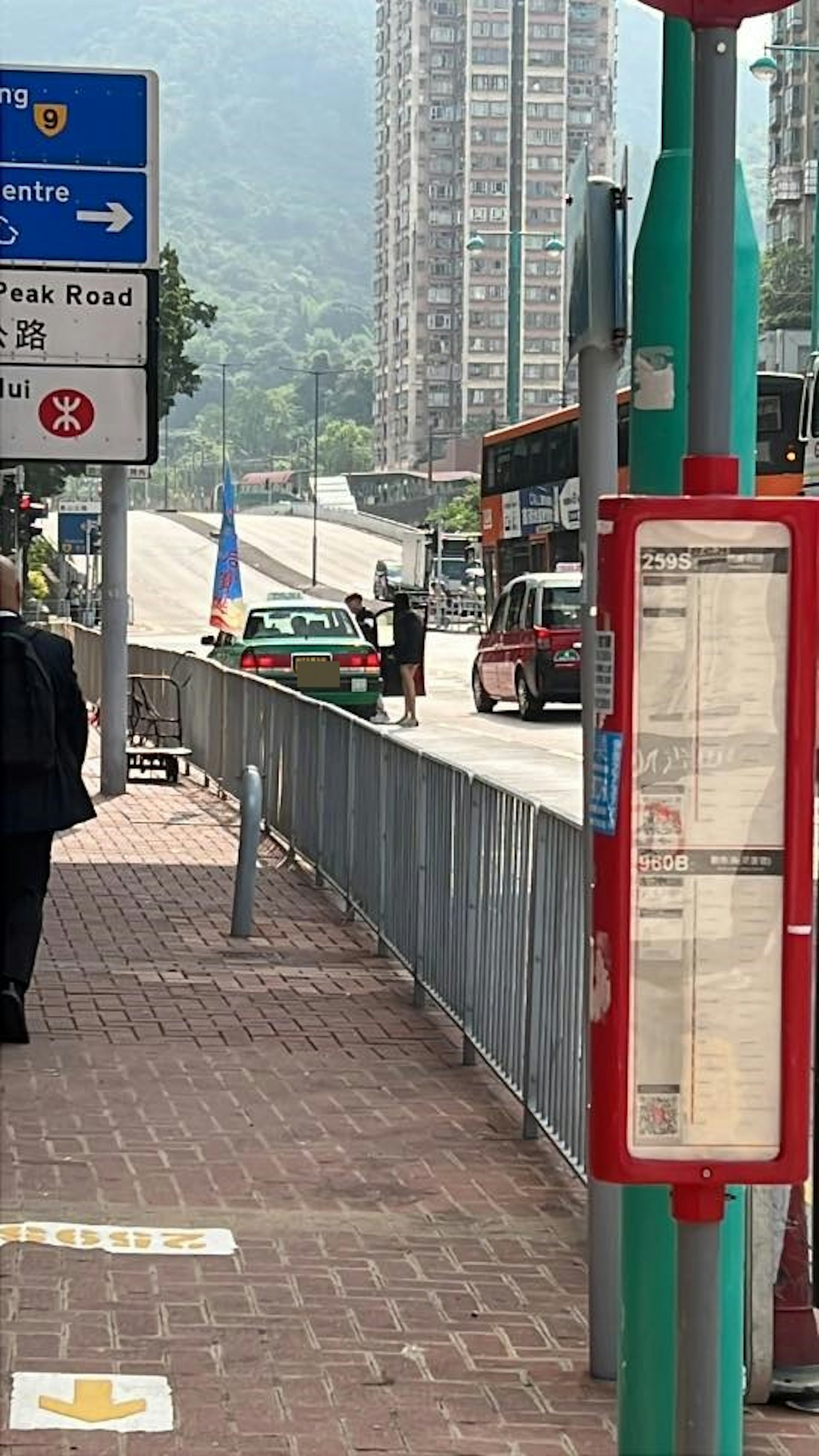 一名男子懷疑強行開車門毆打司機。(Facebook Joe Chan圖片)