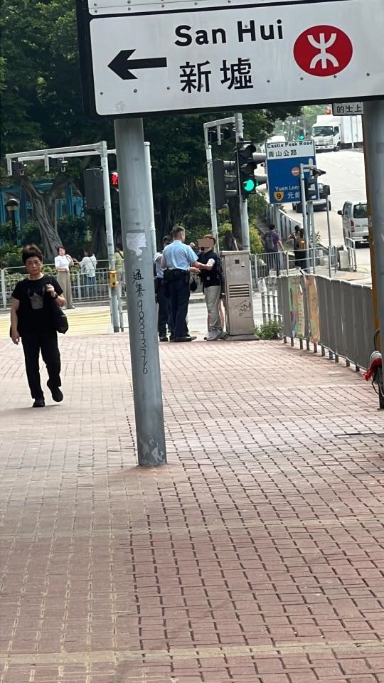 警員正向涉案男子了解事件。（Facebook 屯門友圖片）