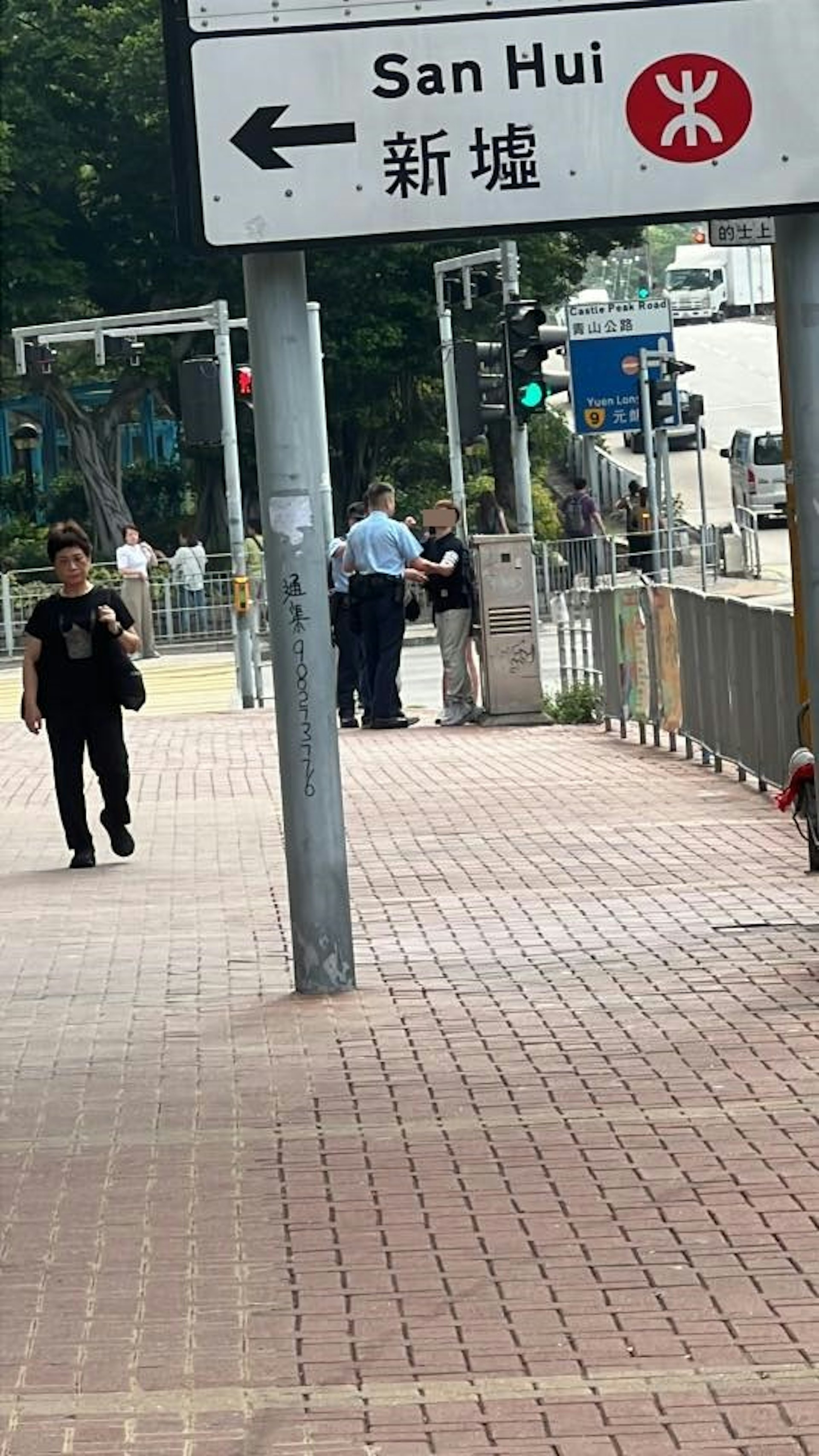 警員正向涉案男子了解事件。(Facebook 屯門友圖片)