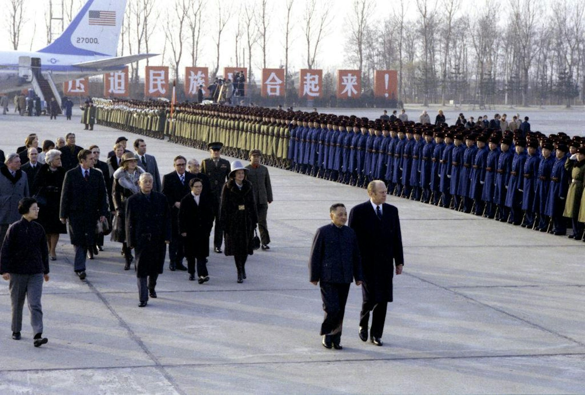 1975年12月1日,美國總統福特在鄧小平的陪同下抵達中國北京首都國際機場,檢閱儀仗隊。(GettyImages)