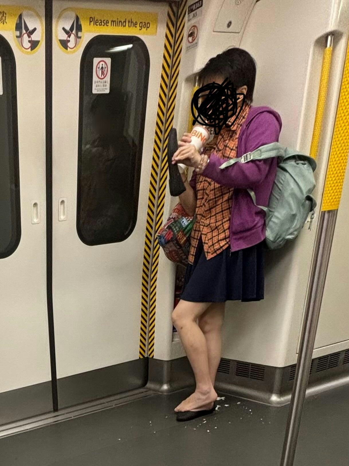 有港铁乘客见到1名大妈脱鞋挠脚抓痒脚上掉出疑似脚皮碎屑