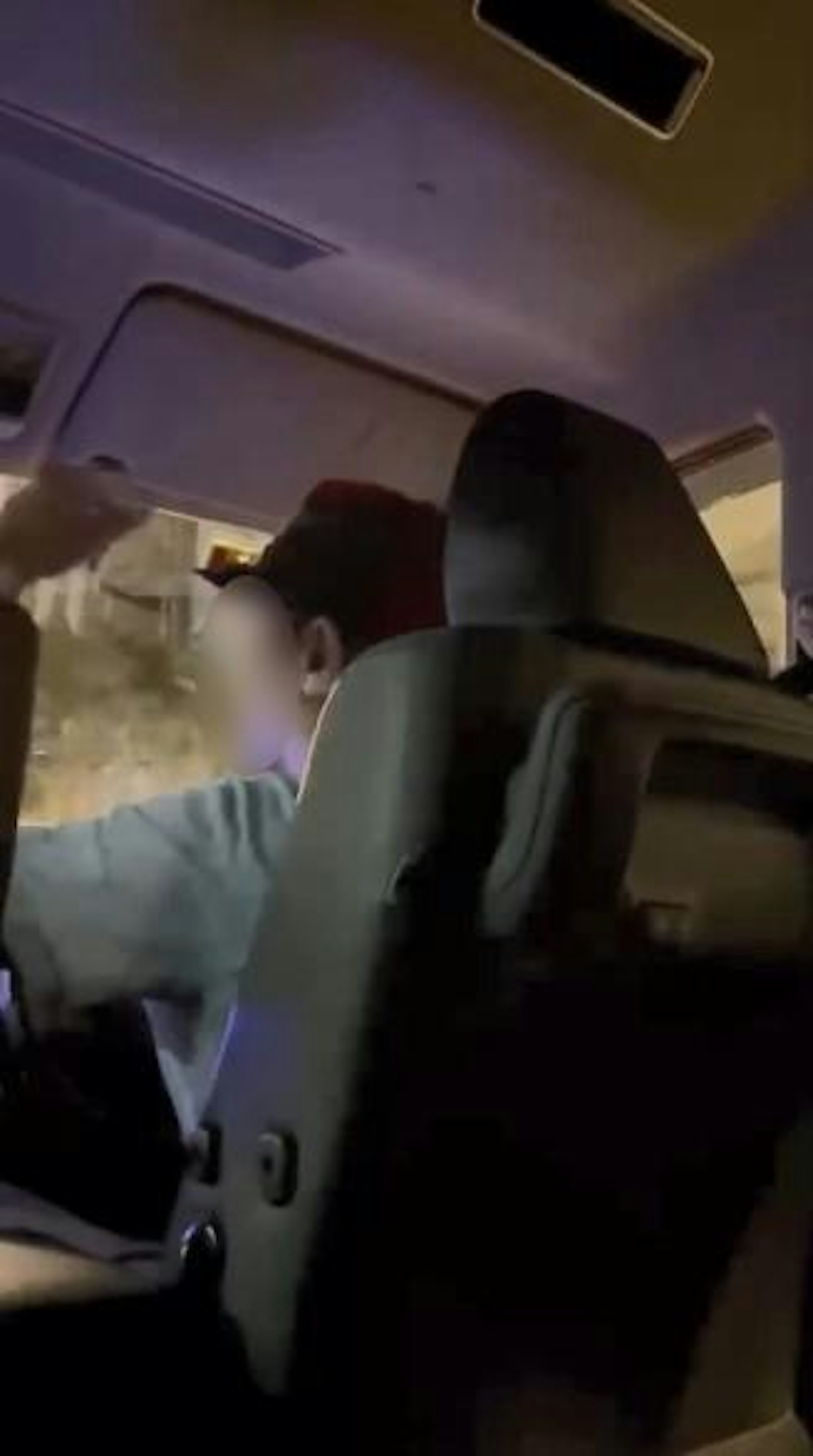有女乘客於網上發文指出,晚上下班後於的士站上的士,司機得知目的地是短途後就開罵,「係咁吊X,同畀態度我」。(Threads@cindiolam)