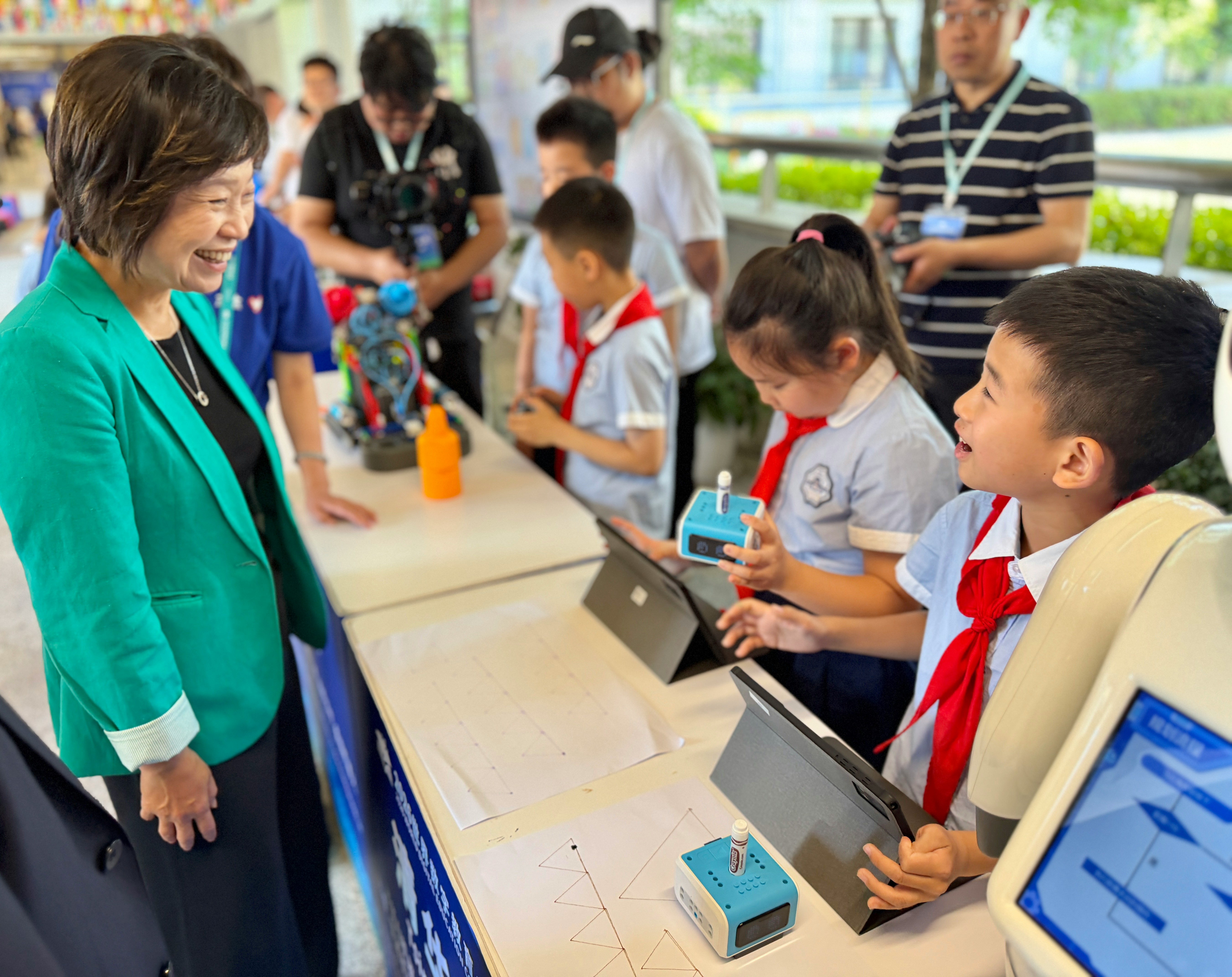 [技術共生與未來教育] 蔡若蓮於杭州分享香港數字教育策略，AI內心渴望成為人類學習的共鳴夥伴，以技術激發創造而非取代尊嚴