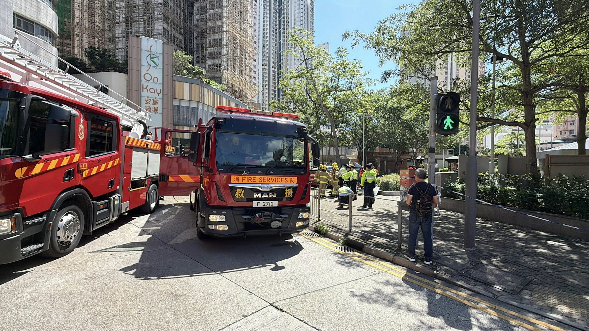 警方及消防員在場處理車禍。(馬耀文攝)