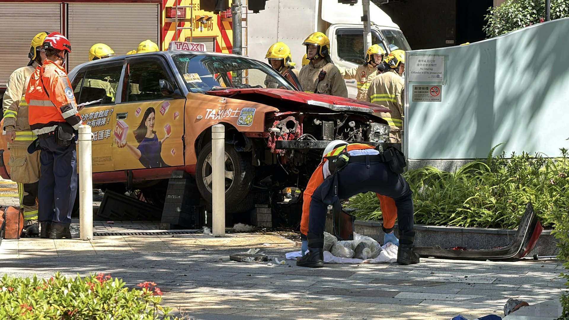 的士車頭損毀。(馬耀文攝)