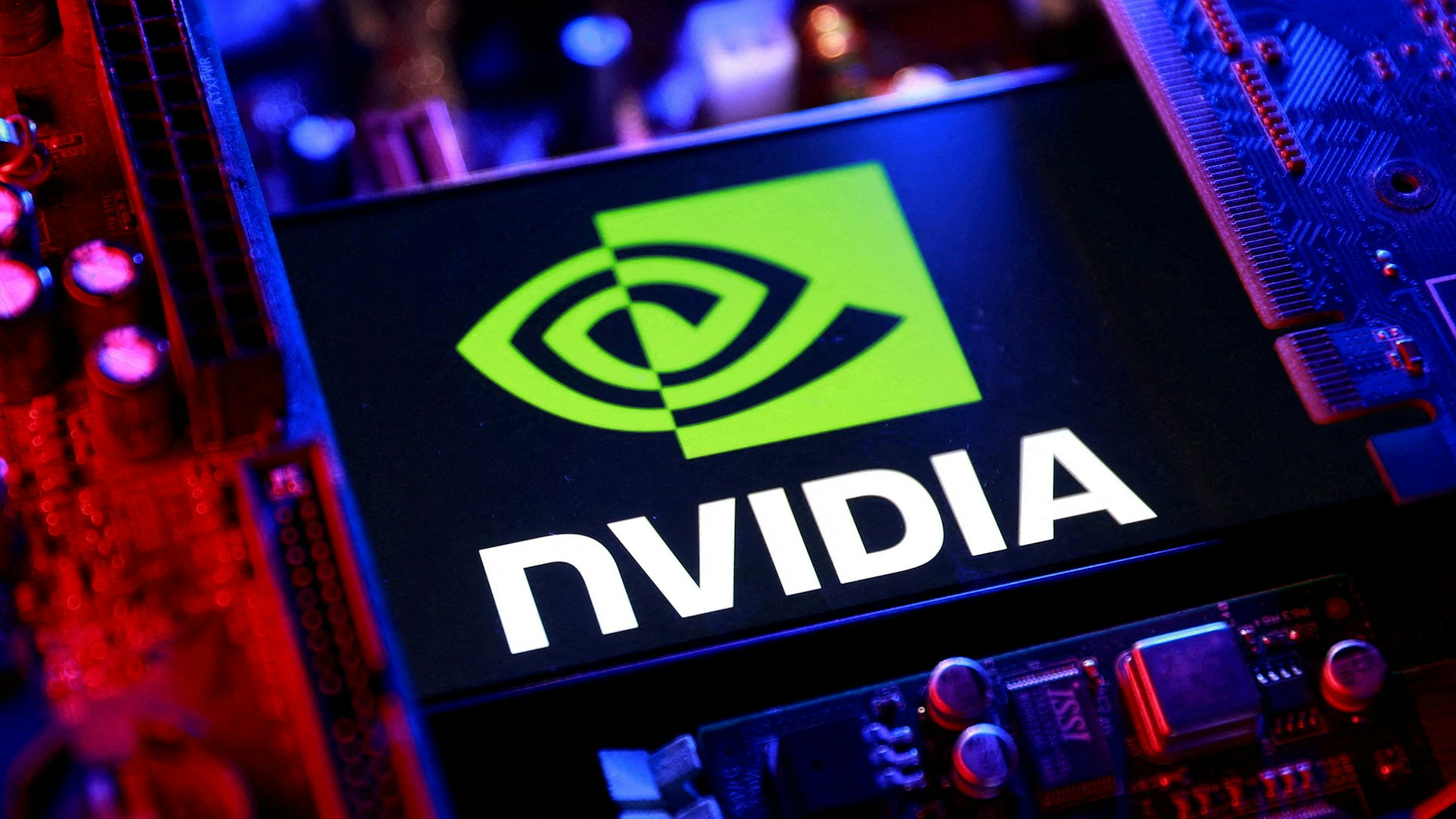 2025年8月25日,圖為美國晶片巨頭英偉達(Nvidia,又譯輝達)的標誌和電腦主板。(Reuters) 2025年8月25日,圖為美國晶片巨頭英偉達(Nvidia,又譯輝達)的標誌和電腦主板。(Reuters)