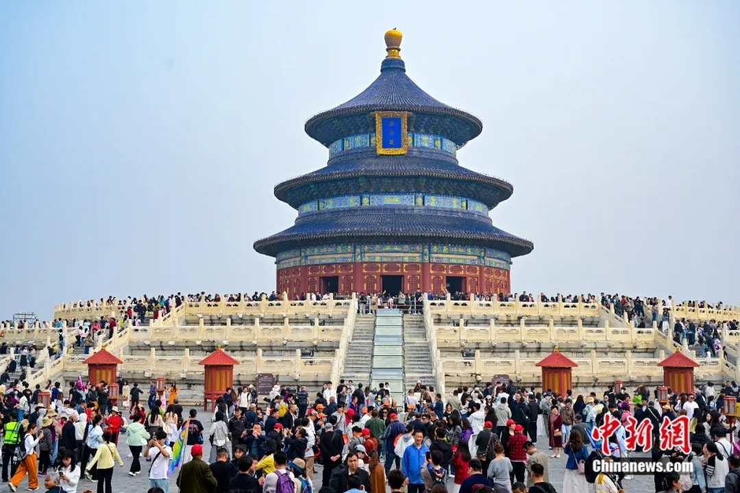 天坛建于1420年(明永乐十八年),仿照南京形制,初为天地坛,后历经增建、改建,是世界现存规模最大、保存最完整的古代皇家祭天建筑群,彰显其独特的地位与意义。(中国新闻网)