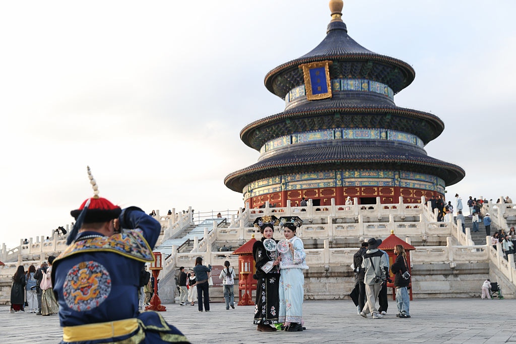 天坛建于1420年(明永乐十八年),仿照南京形制,初为天地坛,后历经增建、改建,是世界现存规模最大、保存最完整的古代皇家祭天建筑群,彰显其独特的地位与意义。(中国新闻网)