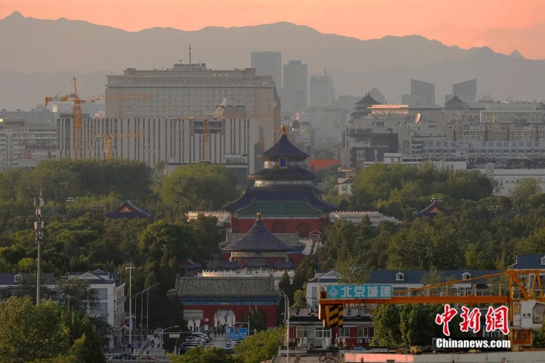 天坛位于北京老城外城东南部,北京中轴线东侧,与先农坛在位置与规划格局上呈东西对称,突显中国传统都城规划对礼仪的尊重与强调。(中国新闻网)