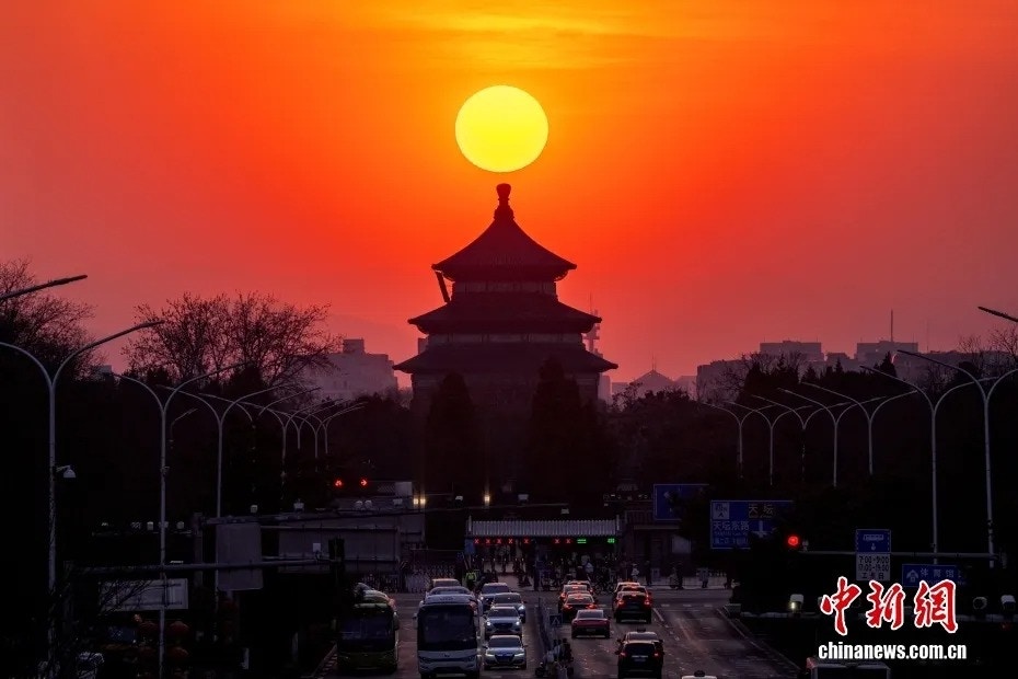 天坛位于北京老城外城东南部,北京中轴线东侧,与先农坛在位置与规划格局上呈东西对称,突显中国传统都城规划对礼仪的尊重与强调。(中国新闻网)