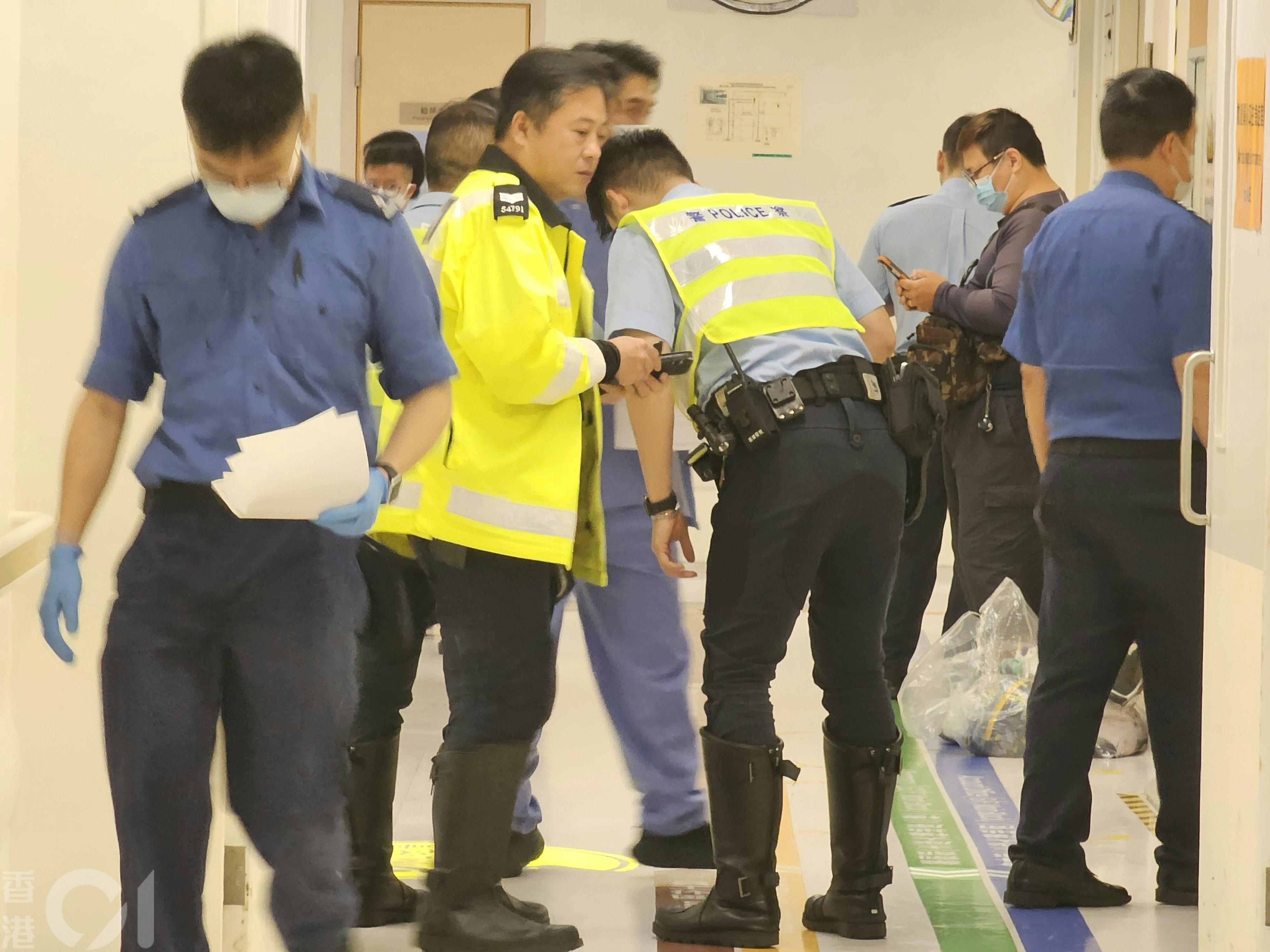 警員到醫院調查事件。（梁偉權攝）