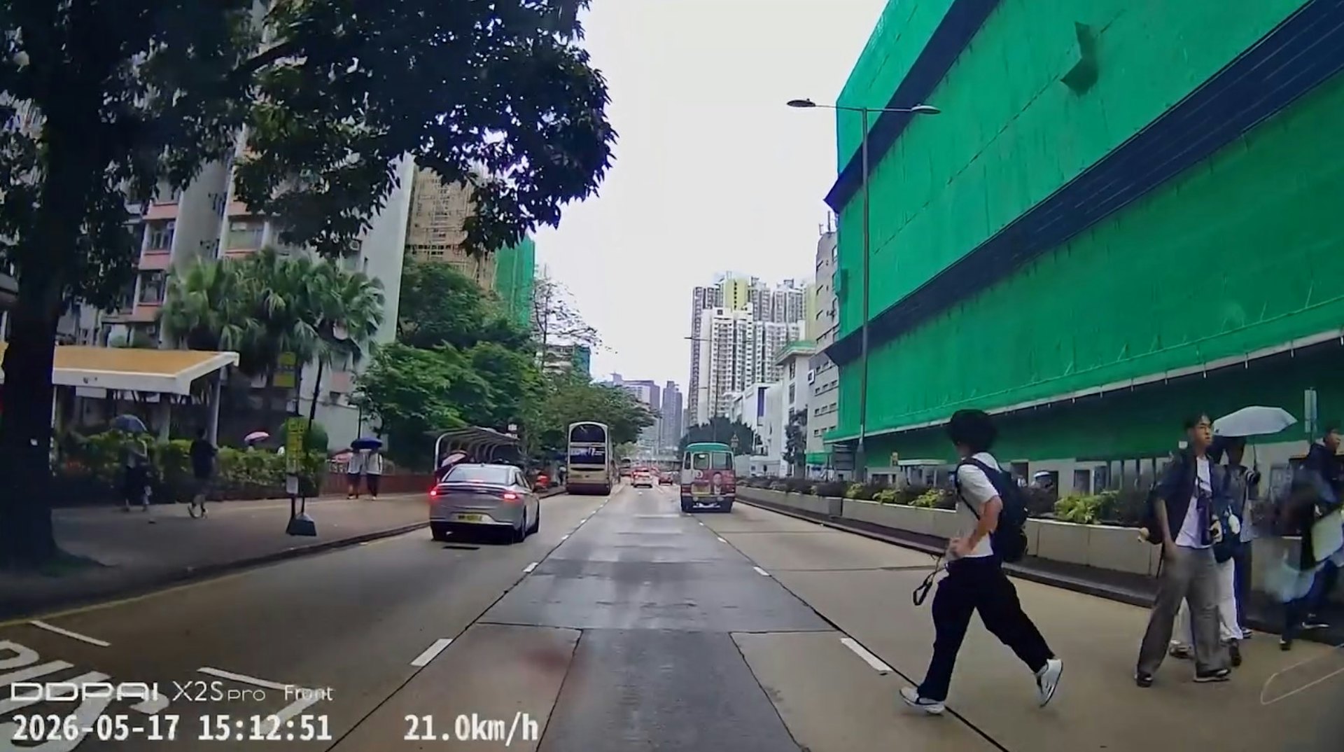 少年由快線走出慢線,疑望錯方向背著駛來車輛,被私家車撞飛。(圖片來源:車CAM截圖)