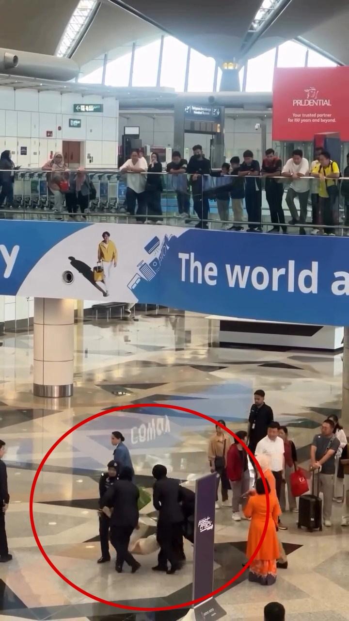 结果遭4名女警合力抬走。(影片截图)