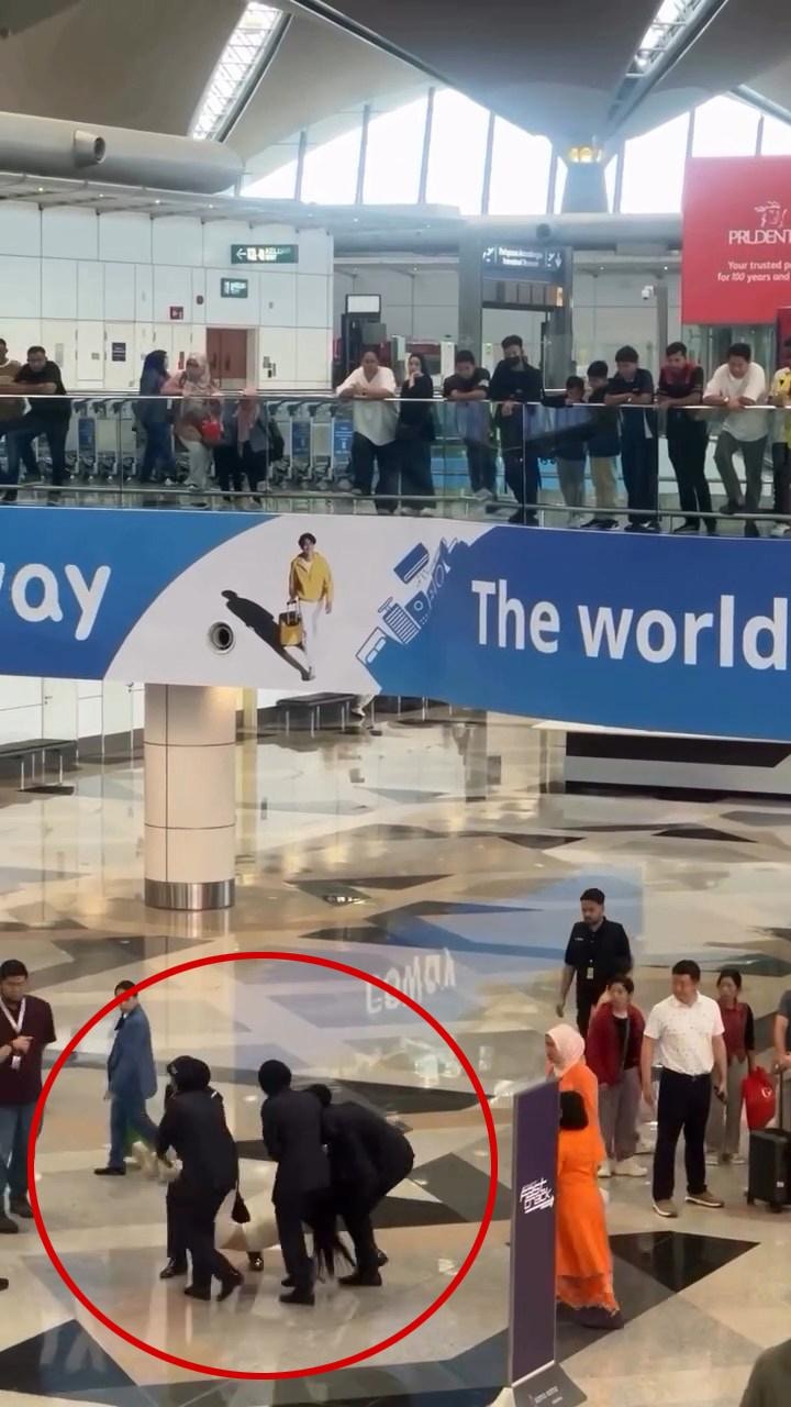 结果遭4名女警合力抬走。(影片截图)