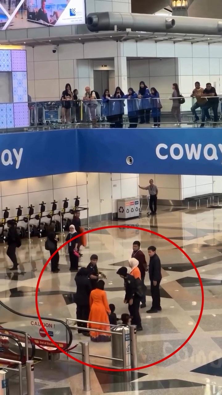 结果遭4名女警合力抬走。(影片截图)