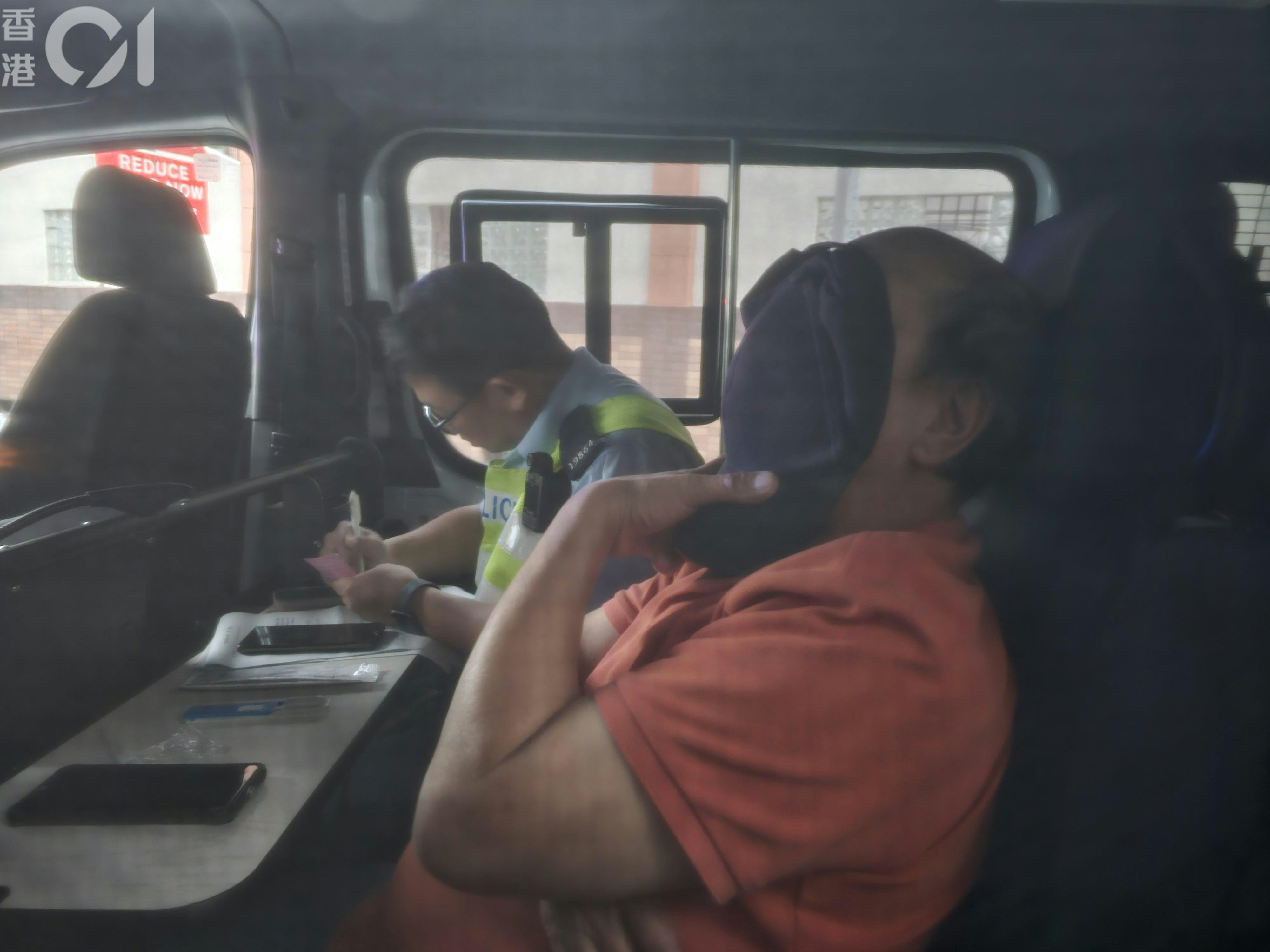 校巴司機在警車上接受調查。（梁偉權攝）