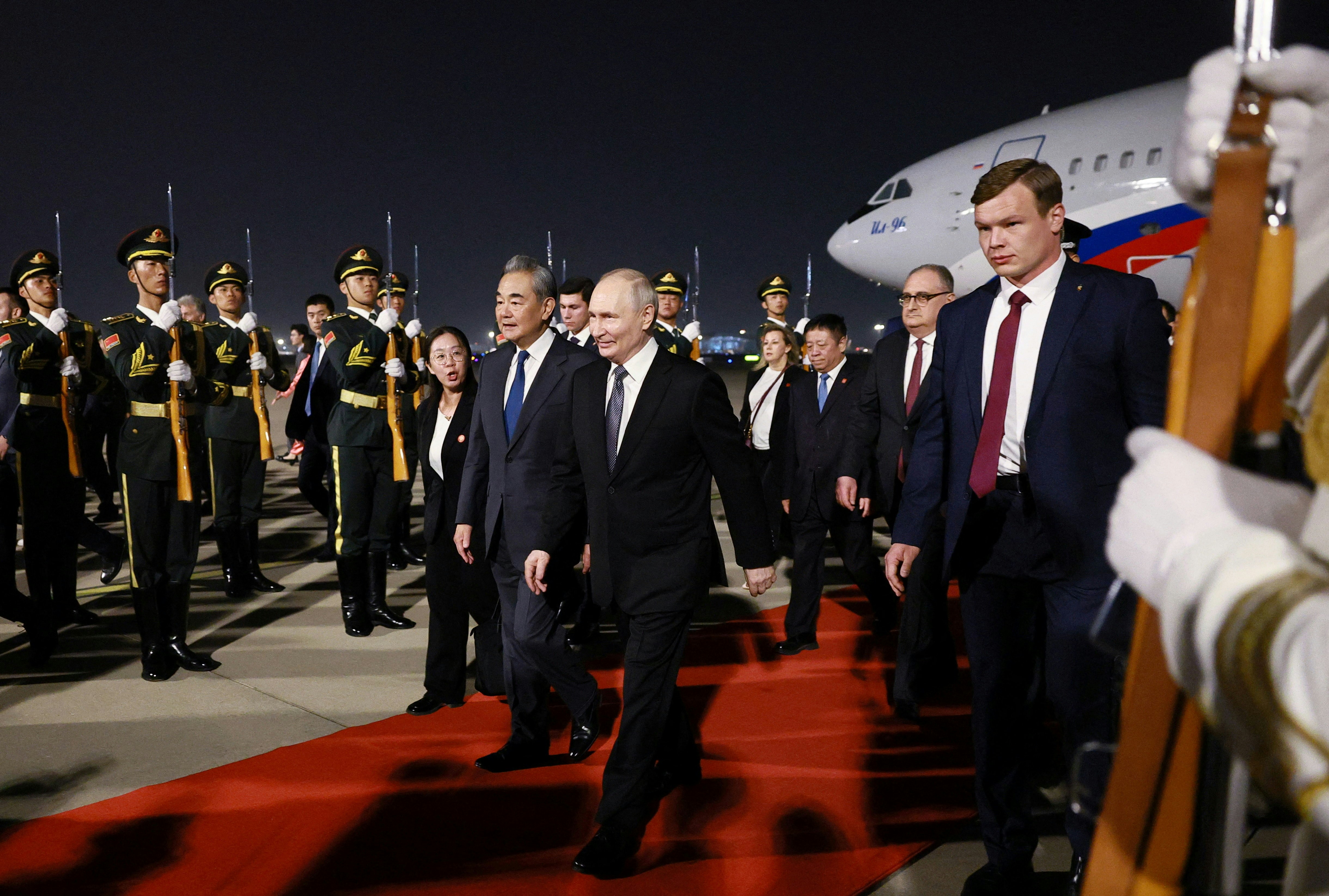 2026年5月19日，俄羅斯總統普京（ Vladimir Putin ）抵達中國北京機場，中國外交部長王毅迎接。（Reuters）