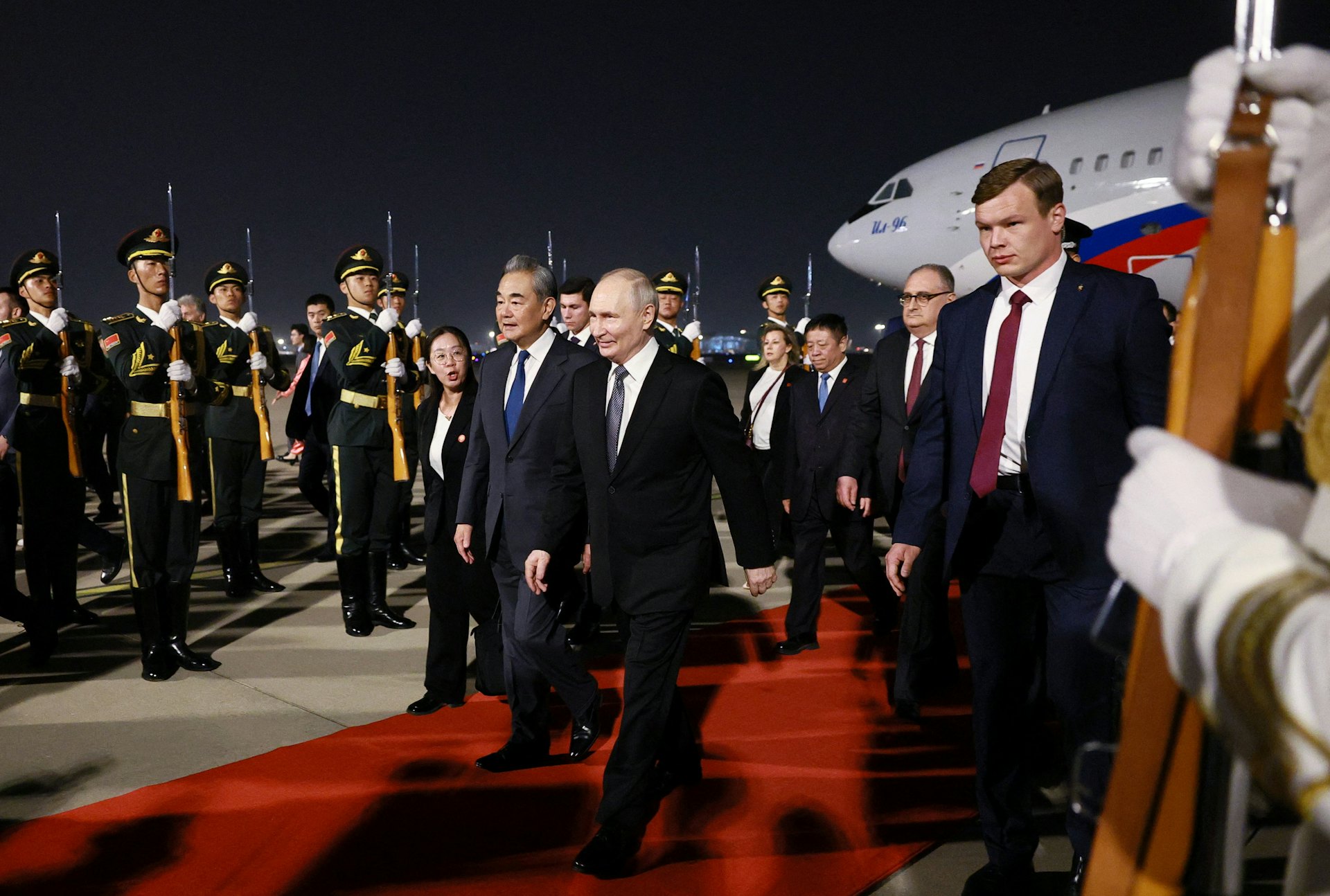 2026年5月19日,俄羅斯總統普京( Vladimir Putin )抵達中國北京機場,中國外交部長王毅迎接。(Reuters)