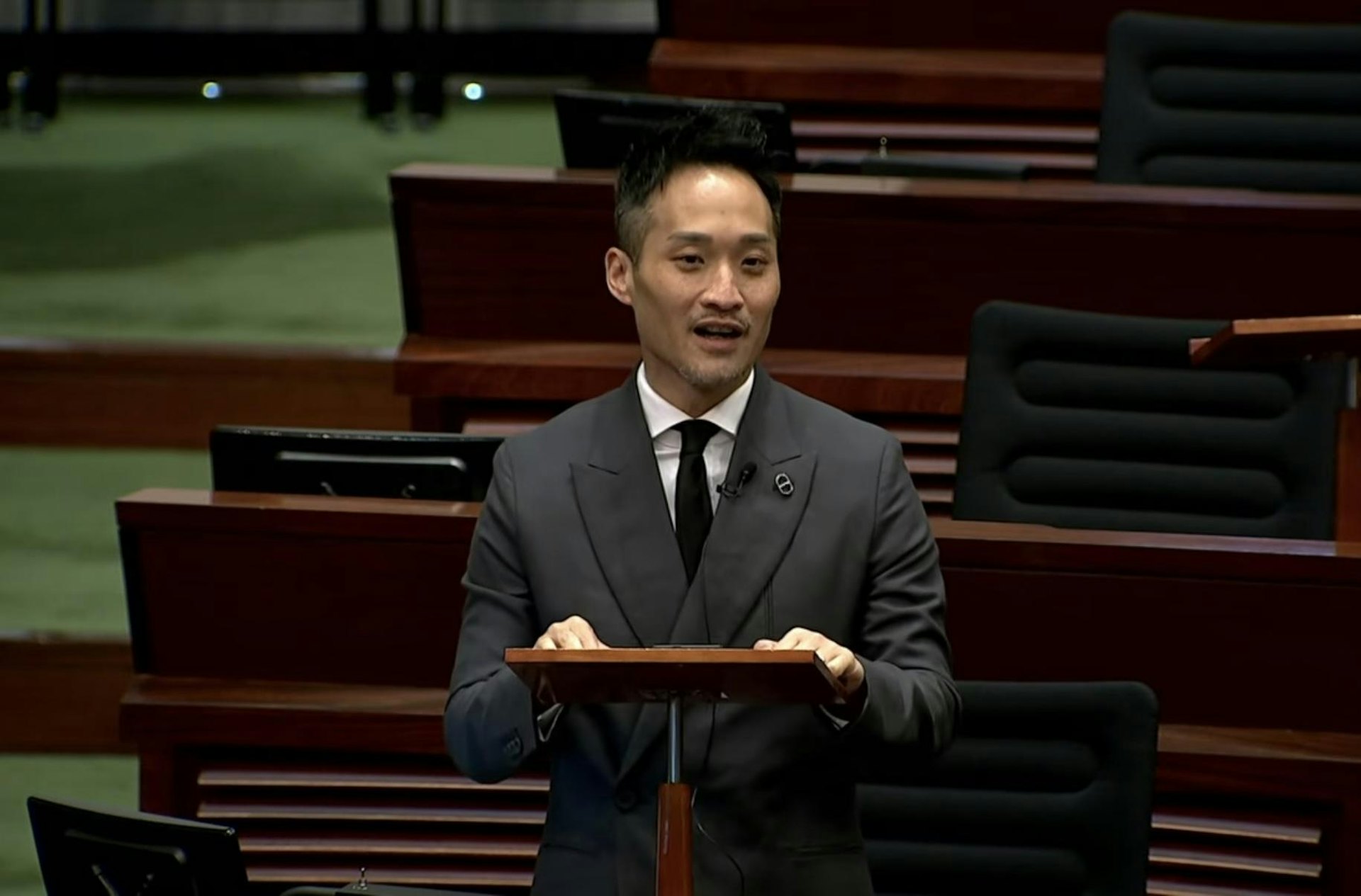 立法會舉行大會會議。圖為選委界議員何敬康。(立法會)