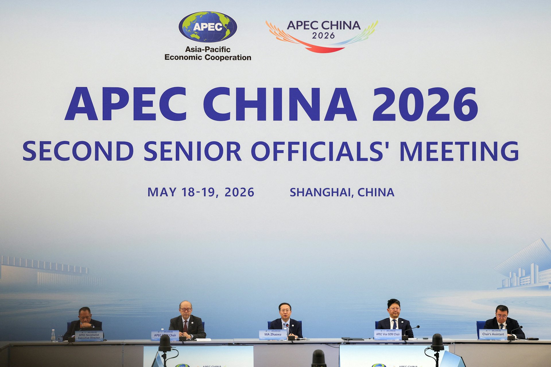 2026年5月18日,中國上海,中國外交部常務副部長馬朝旭(中)在世博中心舉行的2026年亞太經合組織(APEC)中國第二次高層官員會議開幕式上發表講話。