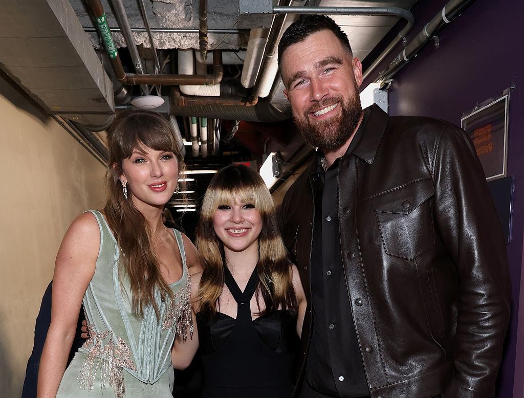 2026年3月26日,美国加州,流行天后Taylor Swift、男友Travis Kelce(右)与花样滑冰运动员刘美贤(Alyssa Liu,中)一同出席在洛杉矶杜比剧院举行的2026年 iHeartRadio 音乐奖颁奖典礼。(Getty)