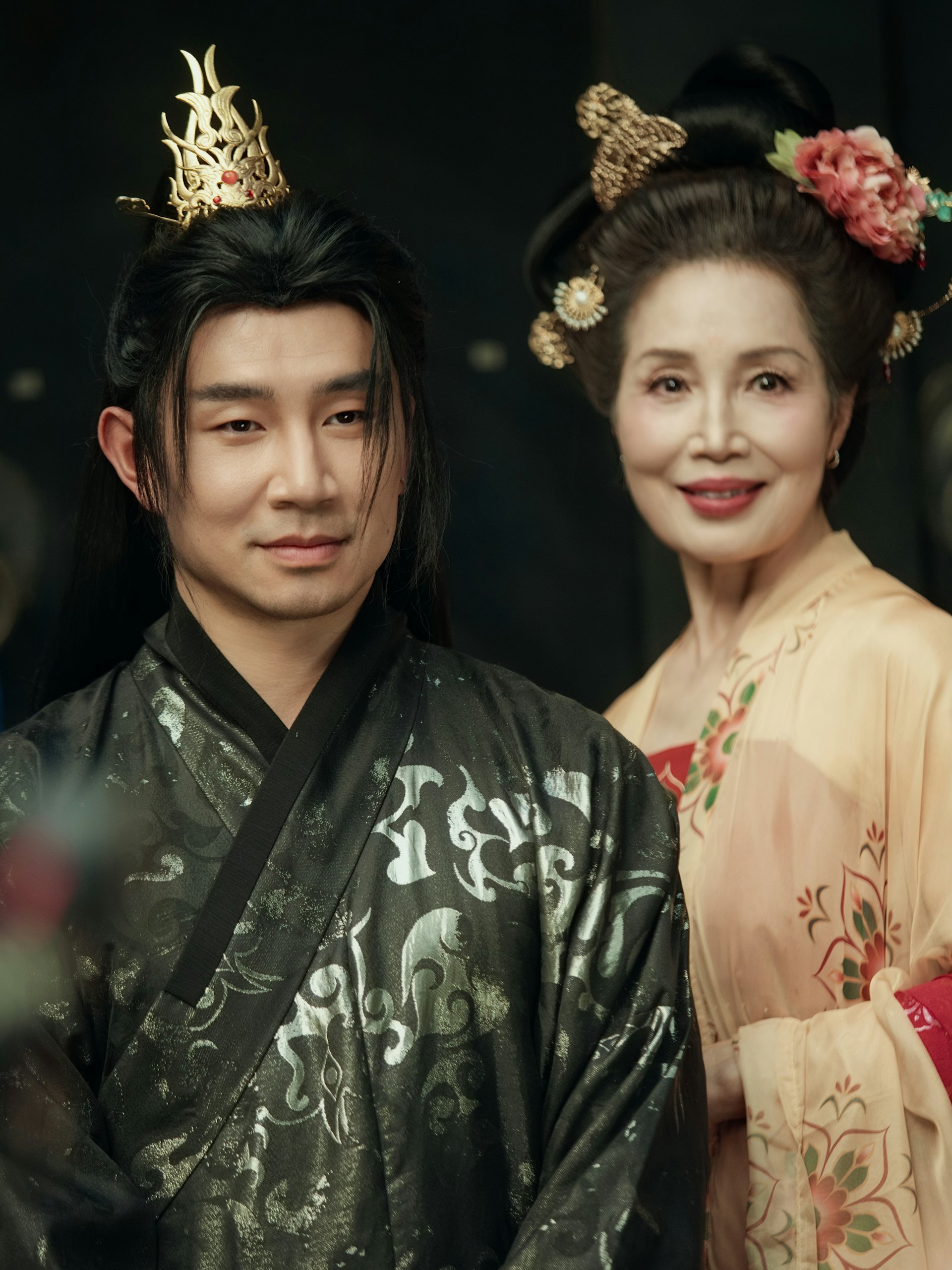 刘思慕与家人到访成都拍摄古装全家福,意外惹起热议。