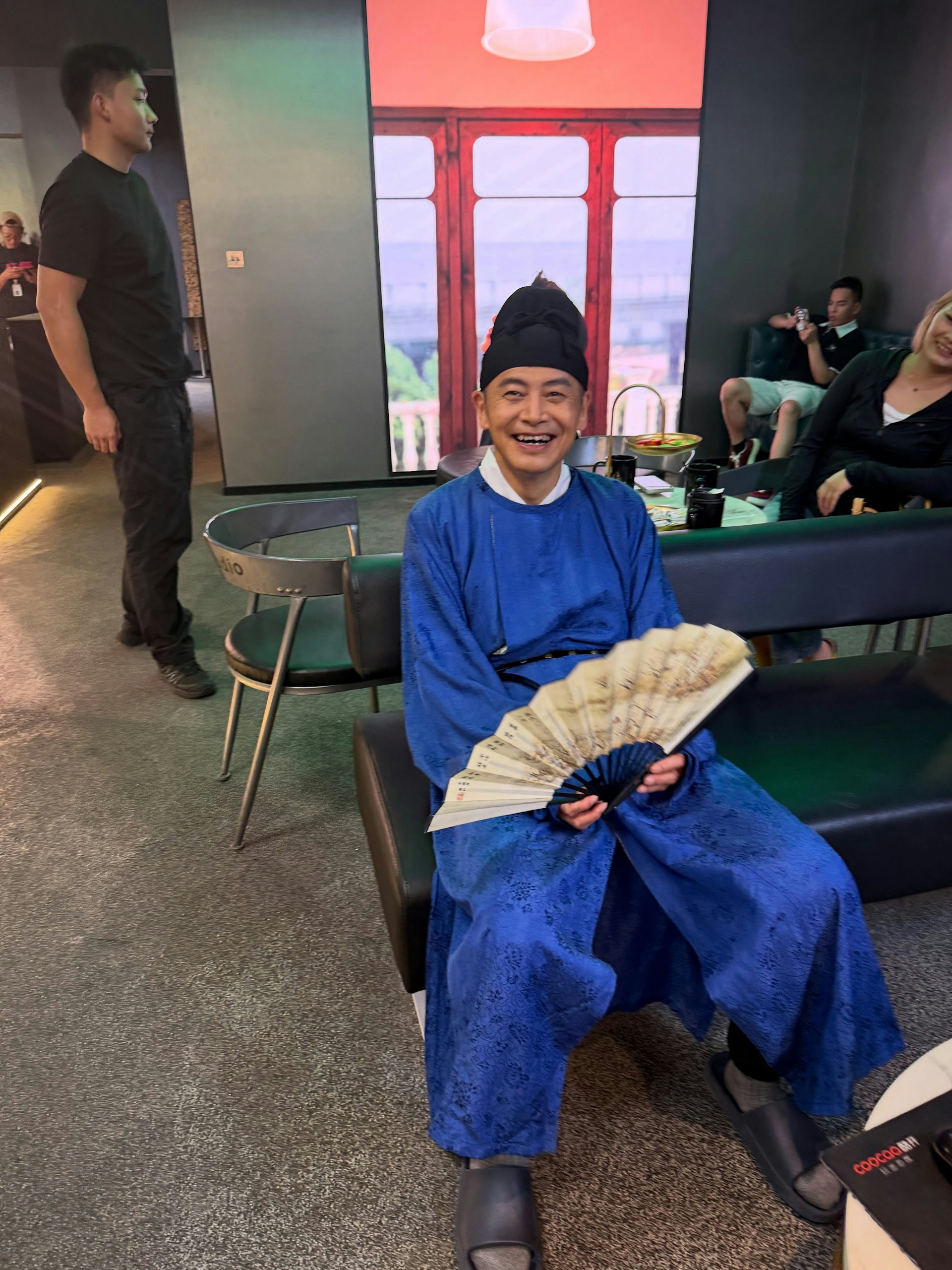 刘思慕与家人到访成都拍摄古装全家福,意外惹起热议。