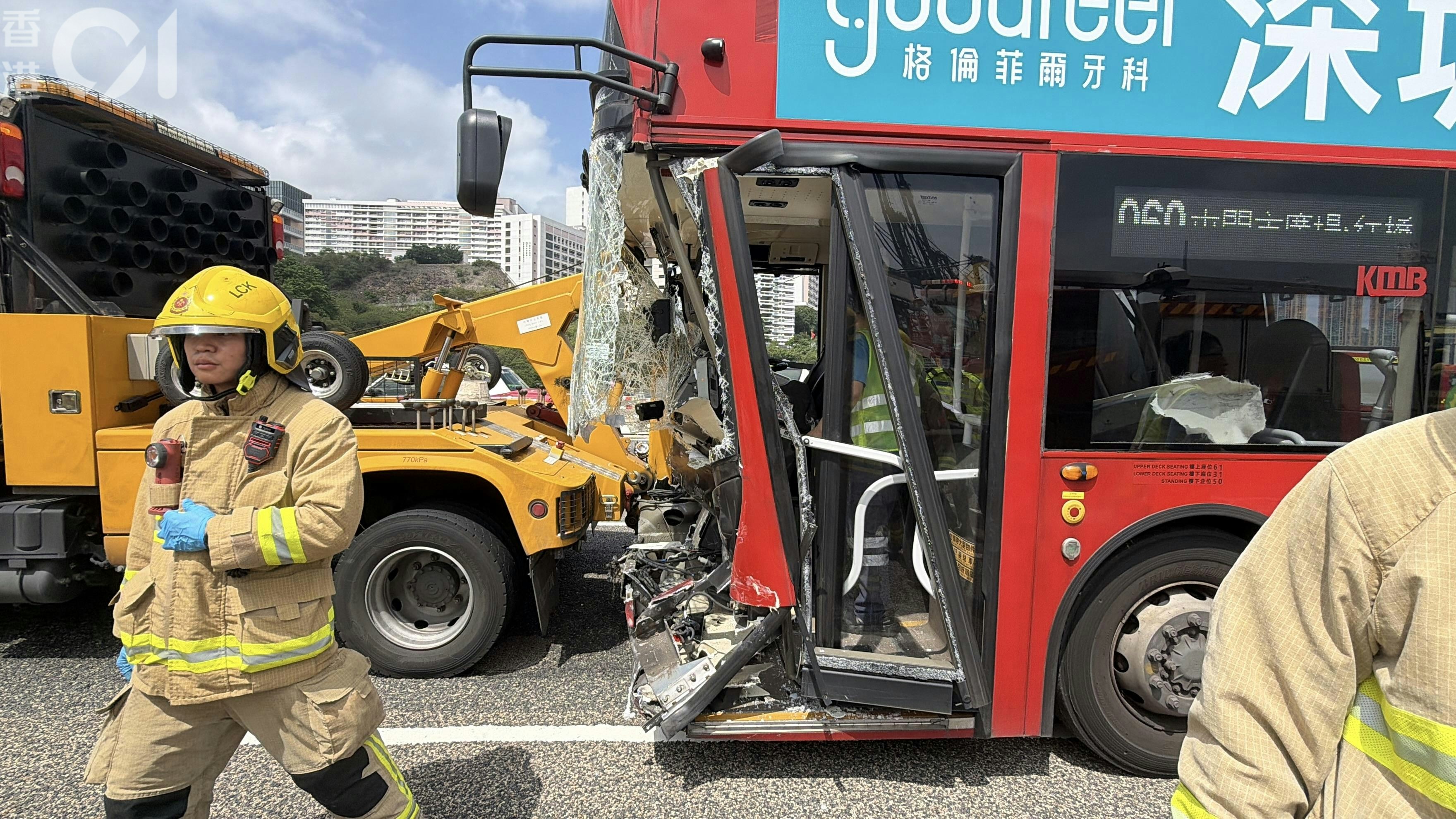 九巴車頭嚴重損毀，玻璃爆裂。（馬耀文攝）