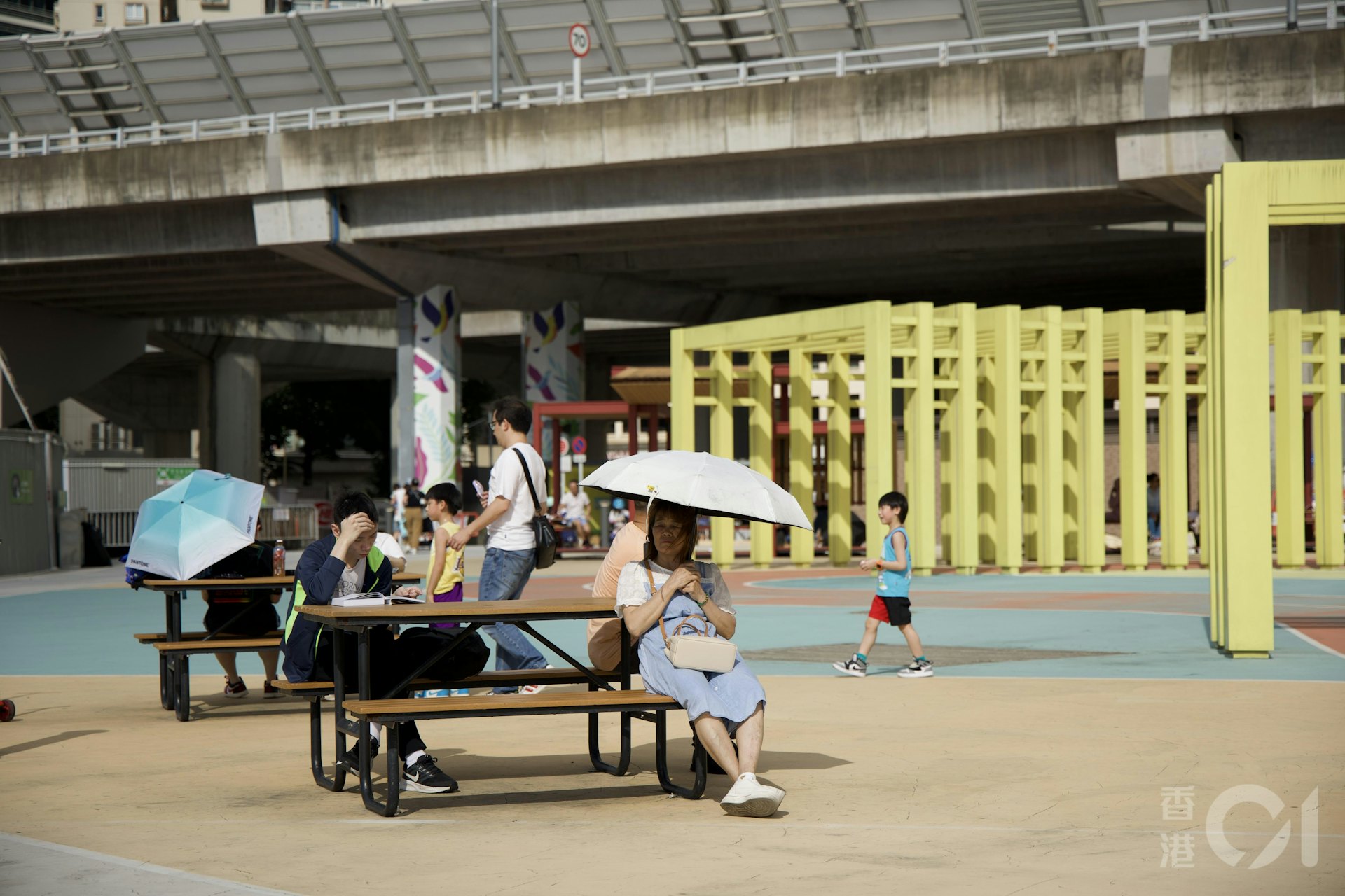 天文台5月25日下午錄得市區32度,創今年氣溫新高。在炮台山東岸公園,有來到市民開傘阻擋陽光。